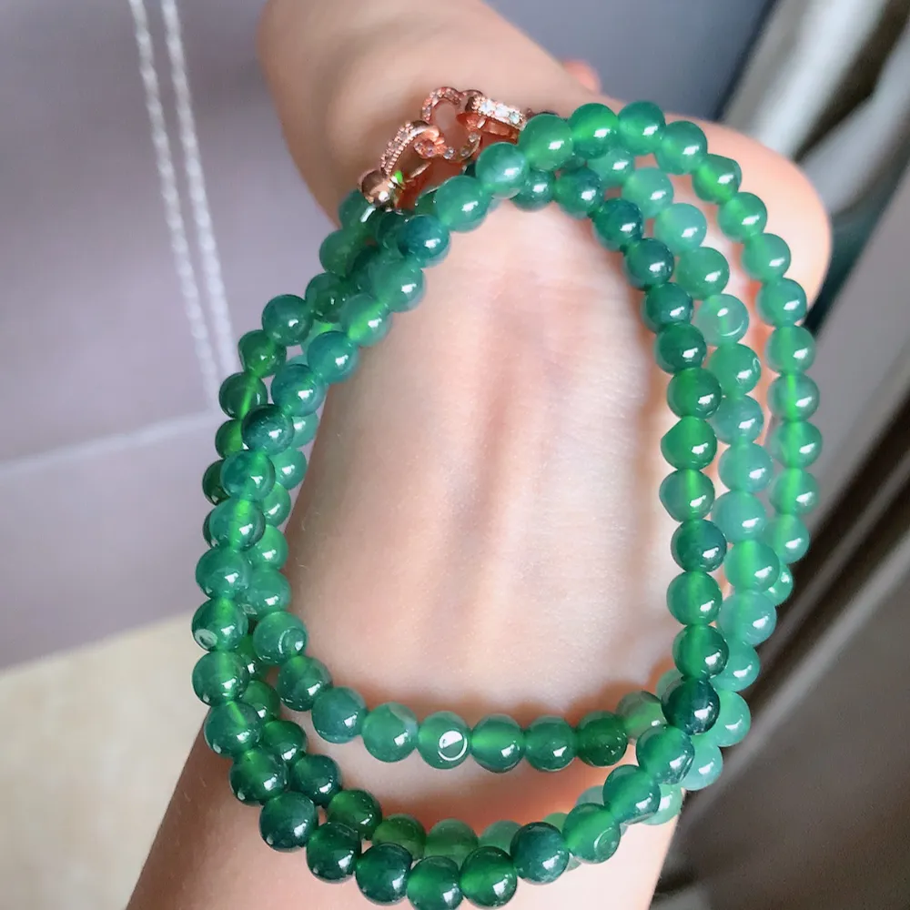 冰润翡翠圆珠项链，水水润润，珠圆玉润，颜色鲜艳，妙明清净，清秀高雅，佩戴效果优雅迷人！性价比超值 尺寸：5.6mm