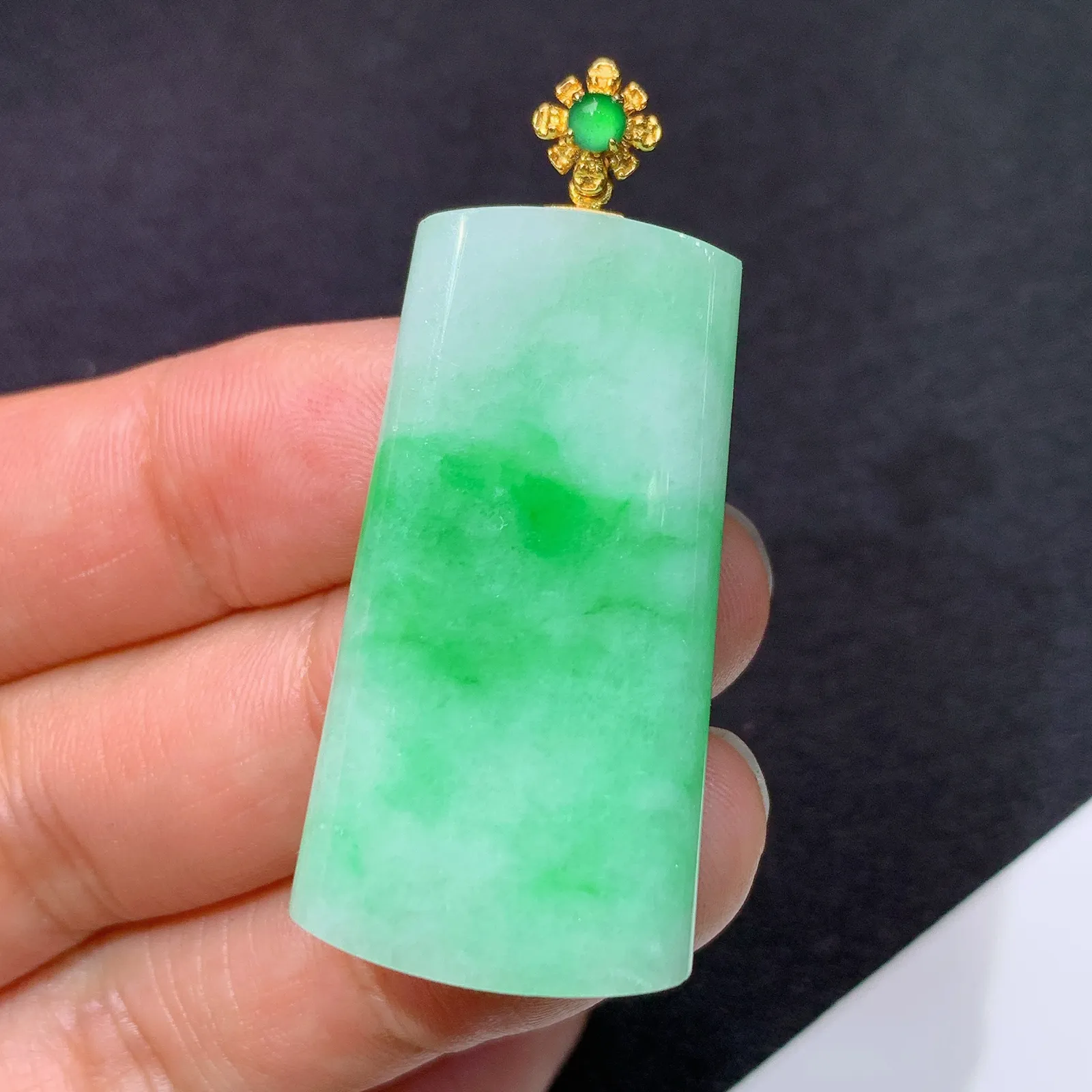 飘绿无事牌吊坠，18k金镶嵌，冰润色阳，玉质细腻，Sk整体尺寸45.7*20*5.5