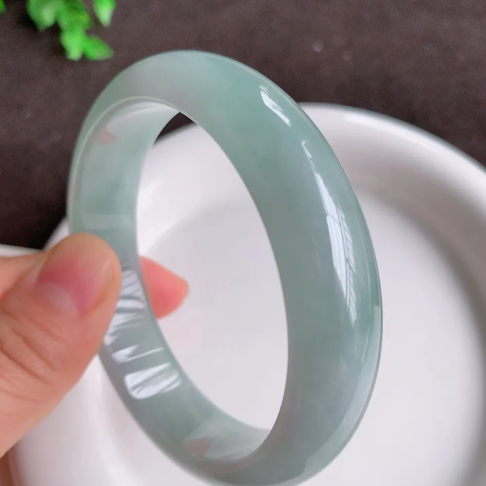 自然光实拍！大圈口59mm老坑胶感宽边手镯 种水足 玉质细腻莹润，胶感足 花式飘逸灵动 镯形厚装大气  ，佩戴清秀！W864.27  尺寸:59-14.8-7.8mm