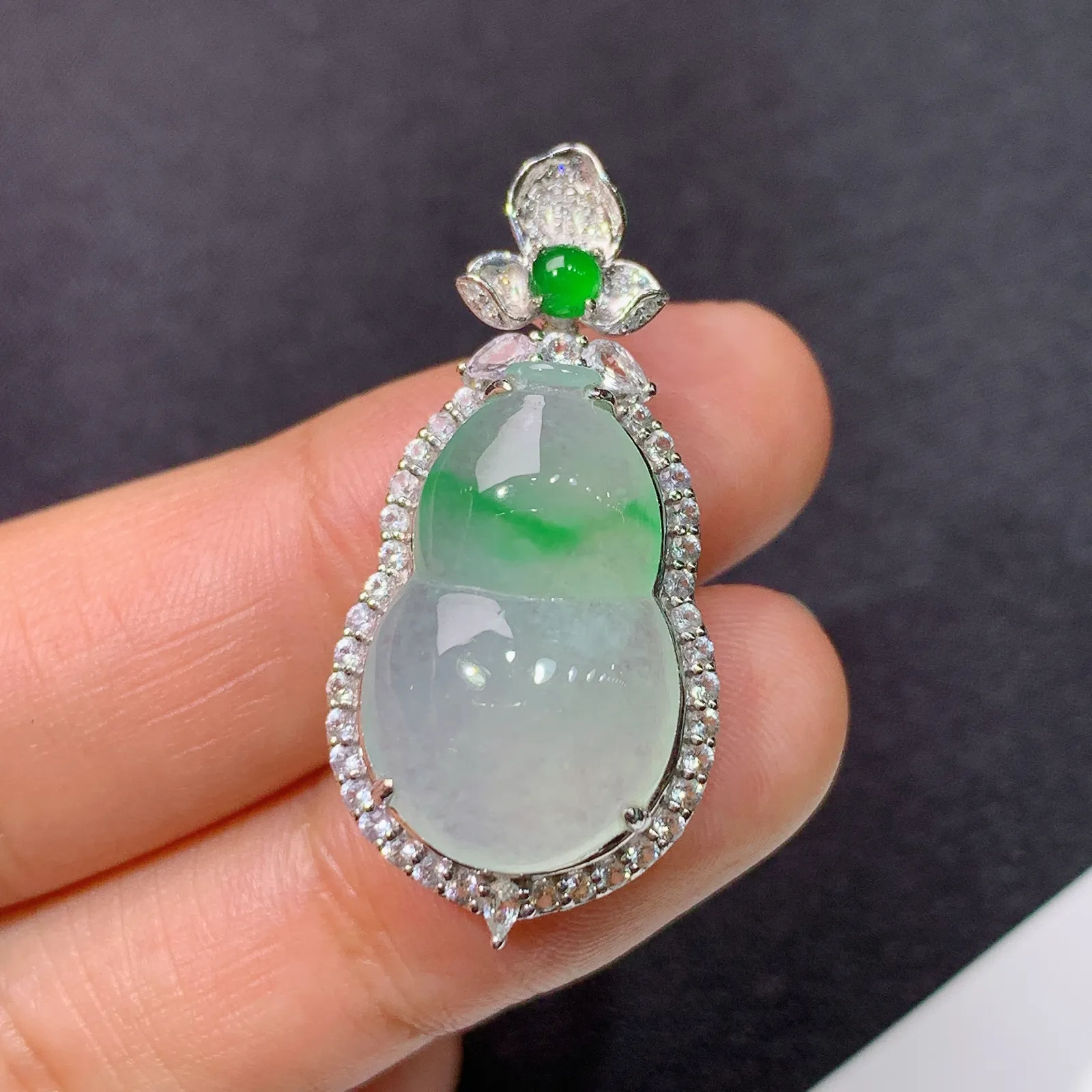 冰飘绿葫芦吊坠，18k金钻镶嵌，冰润饱满，玉质细腻，种水足，Zz0整体尺寸33*15.9*9.7