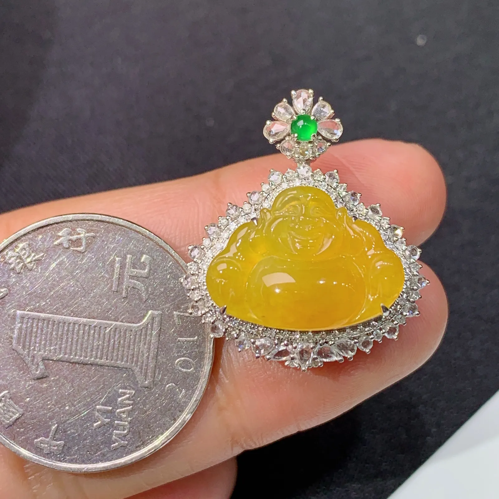 冰黄翡笑佛公吊坠，18k金镶嵌，冰润鲜艳，品相好，种水足，Kf整体尺寸25.9*22.7*11.1
