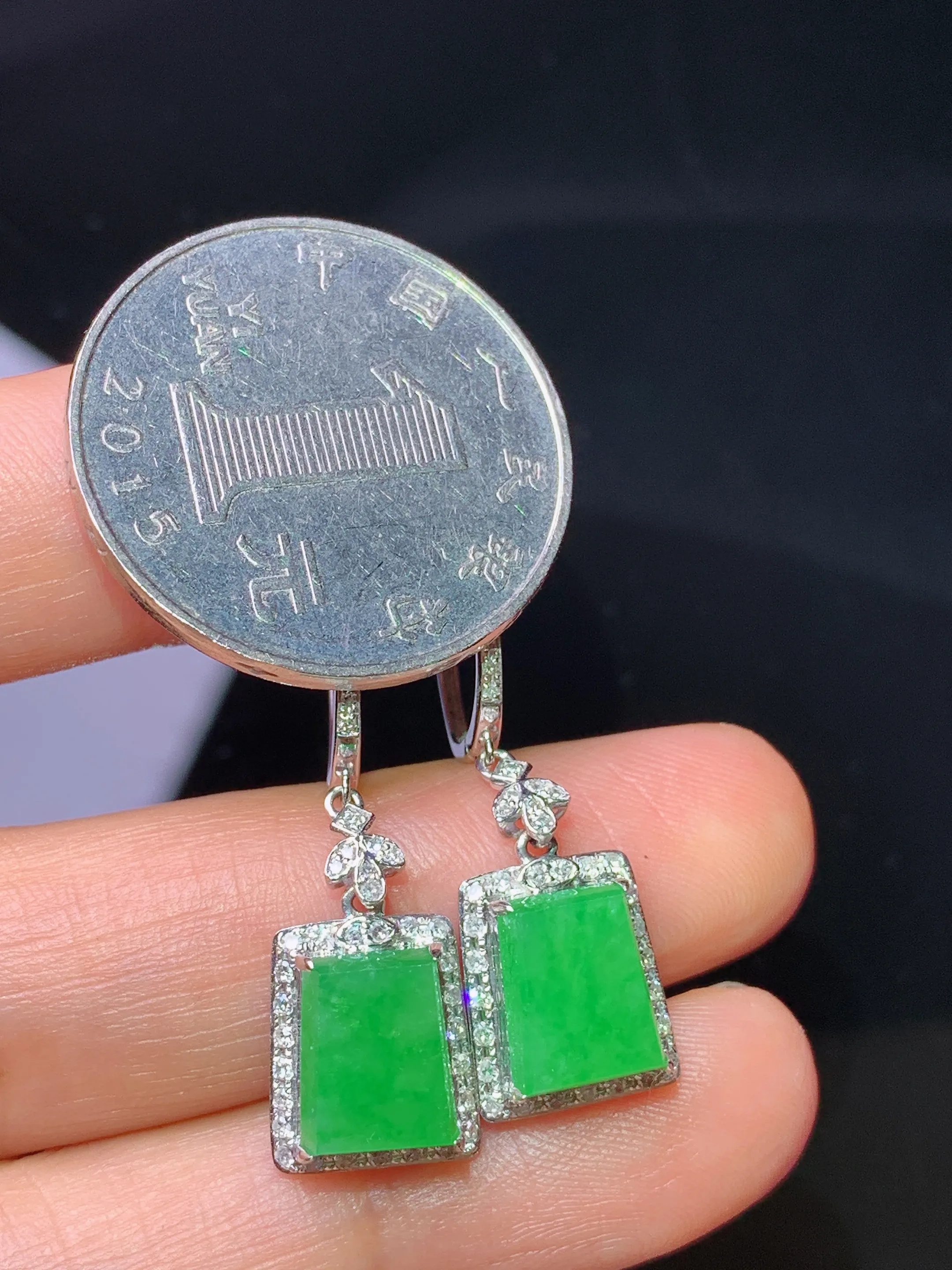 18k金钻镶嵌满绿无事牌耳坠玉质细腻 水润亮眼 整体尺寸32.5*10*5.2