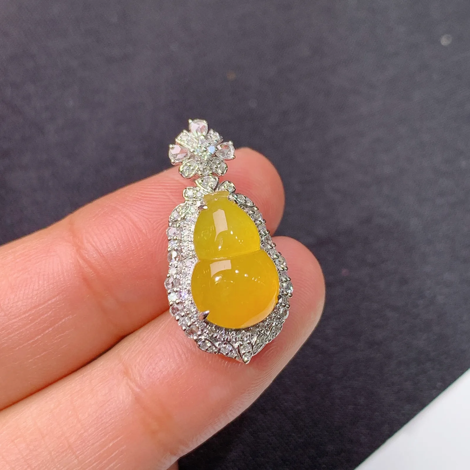 冰黄翡葫芦吊坠，18k金钻镶嵌，冰润鲜艳，玉质细腻，种水足，Kf整体尺寸24.7*12.7*9.1