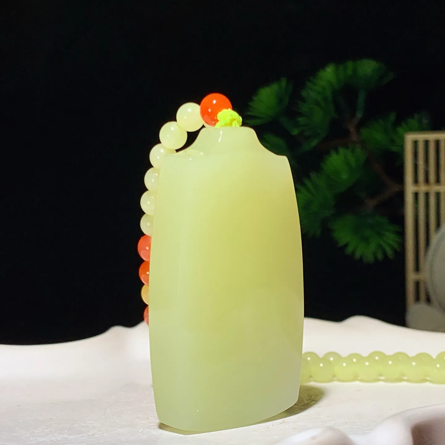 和田玉若羌黄玉口料平安无事牌子挂件。尺寸52/30/12重68克。玉质细腻油润。手推出油。佩戴高端典