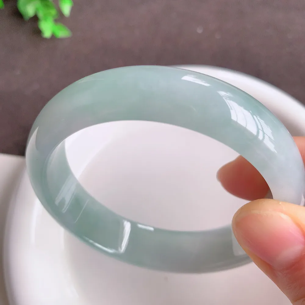 自然光实拍！大圈口59mm老坑胶感宽边手镯 种水足 玉质细腻莹润，胶感足 花式飘逸灵动 镯形厚装大气