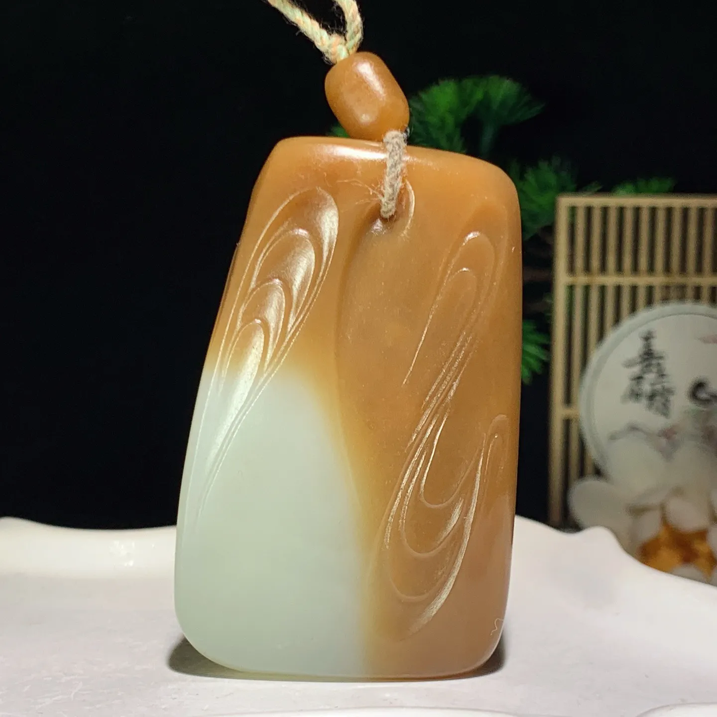 新疆且末糖随形平安无事牌子挂件。尺寸66/41/12重77.5克。玉质细腻油润。手推出油。佩戴高端典雅。lt260227