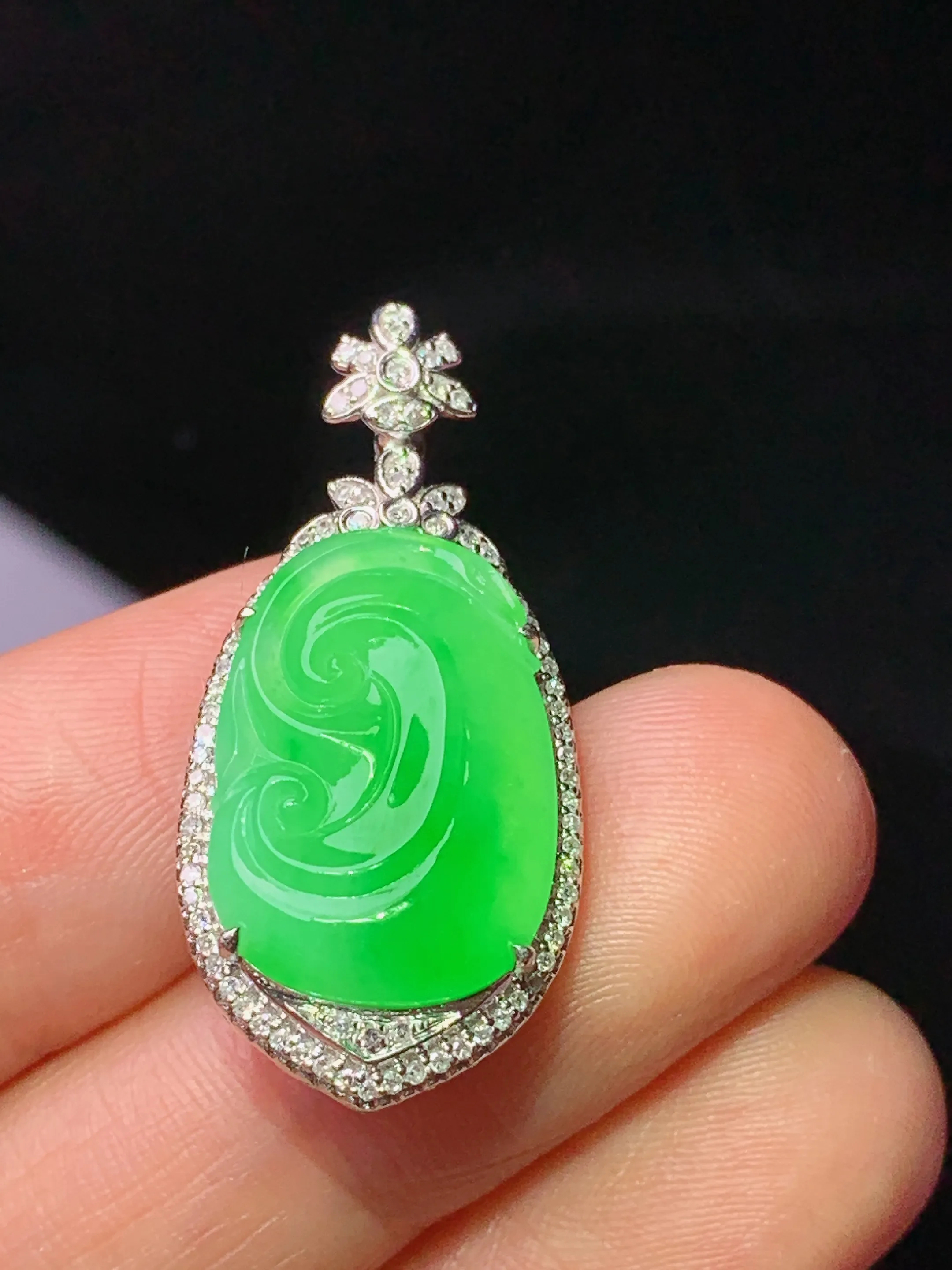18k金钻镶嵌翠绿如意吊坠 玉质细腻 水润亮眼 整体尺寸31.5*14.6*6.5