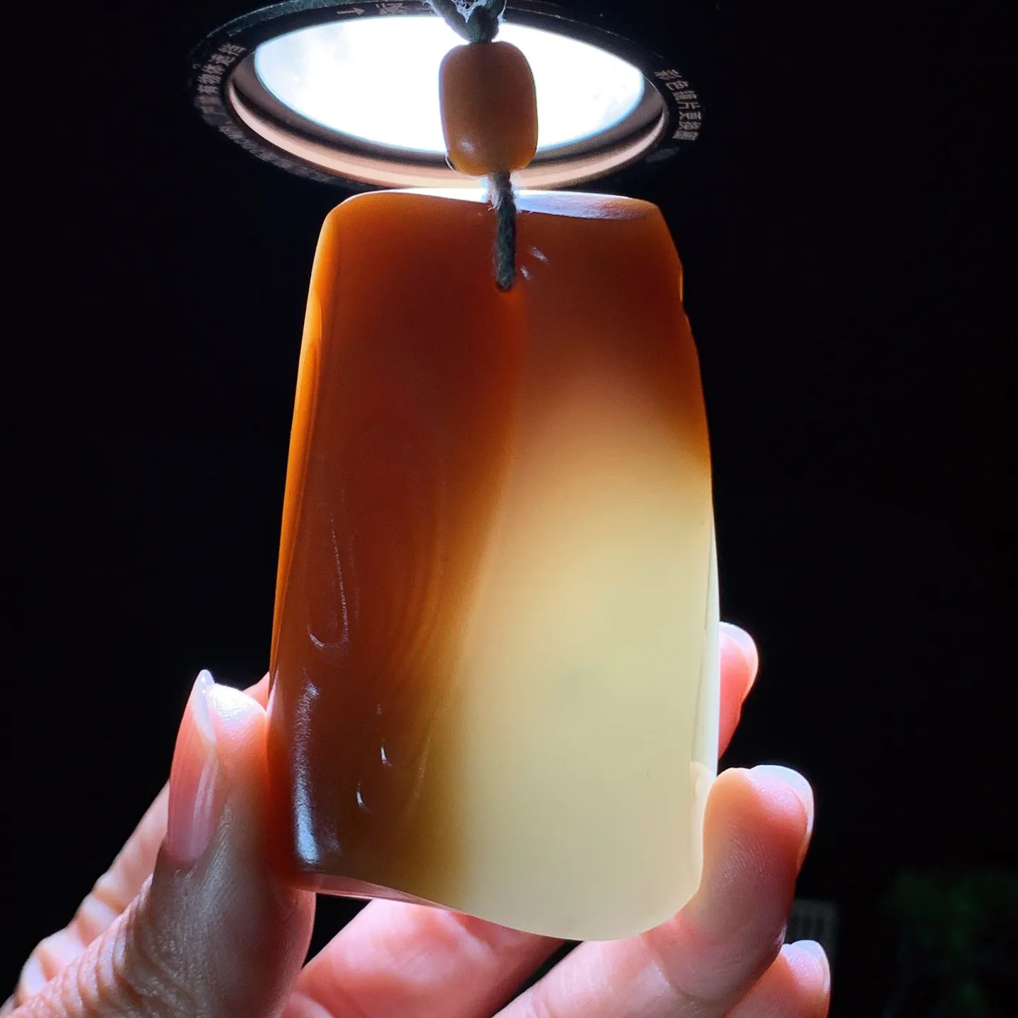 新疆且末糖随形平安无事牌子挂件。尺寸66/41/12重77.5克。玉质细腻油润。手推出油。佩戴高端典雅。lt260227