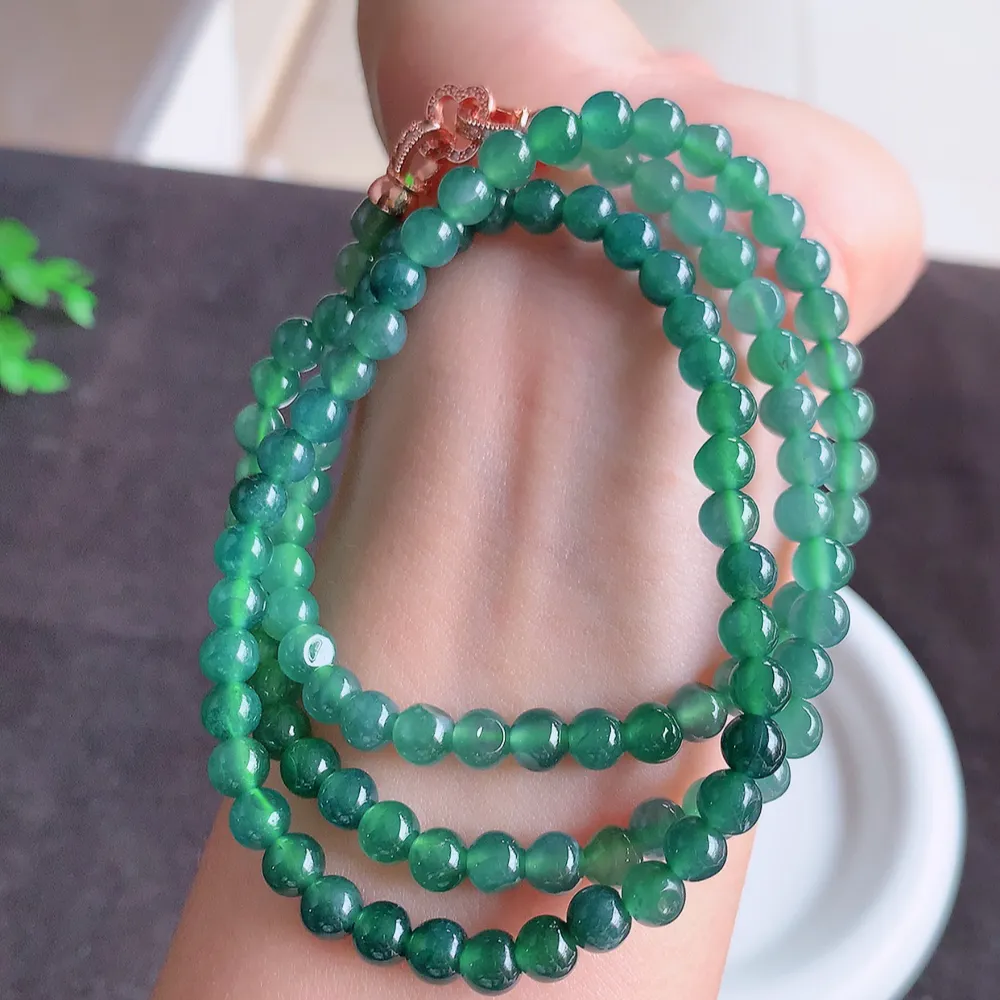 冰润翡翠圆珠项链，水水润润，珠圆玉润，颜色鲜艳，妙明清净，清秀高雅，佩戴效果优雅迷人！性价比超值 尺寸：5.6mm