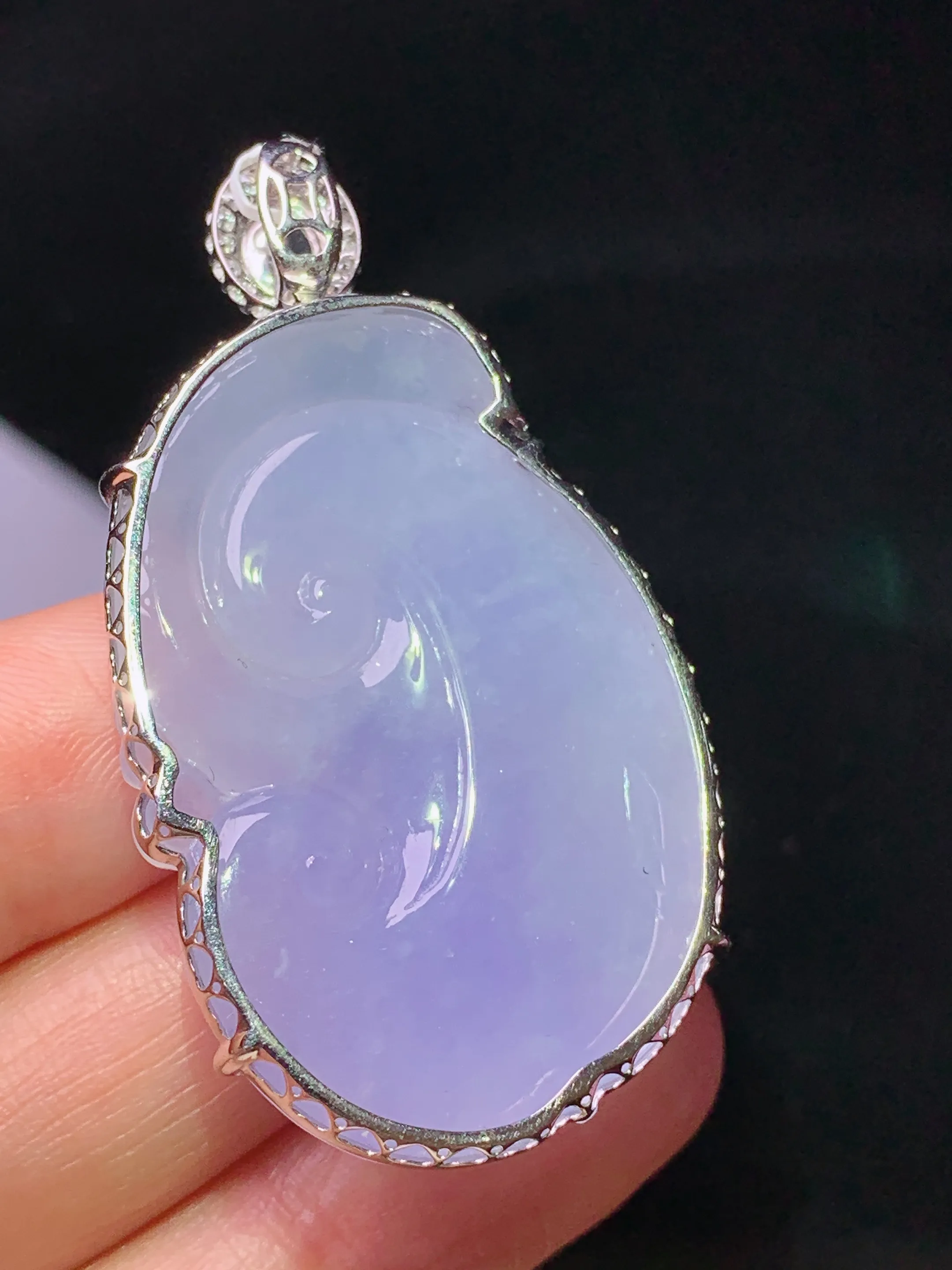 18k金钻镶嵌紫罗兰如意吊坠 玉质细腻 水润亮眼 整体尺寸49.6*27*8.5