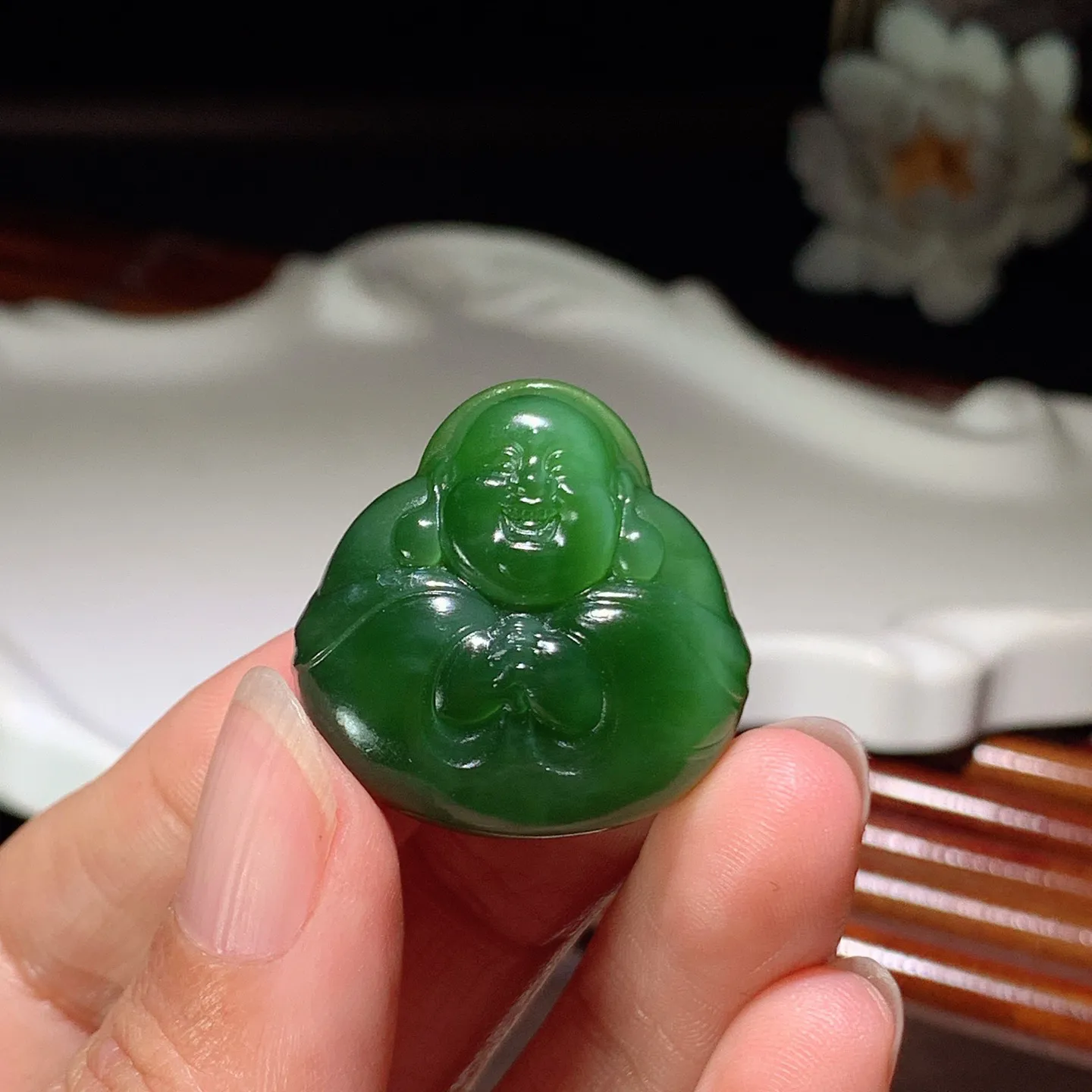 和田玉阳绿俄罗斯碧玉佛引福来挂件。尺寸28/27/9重11.5克。玉质细腻油润。手推出油。佩戴高端典