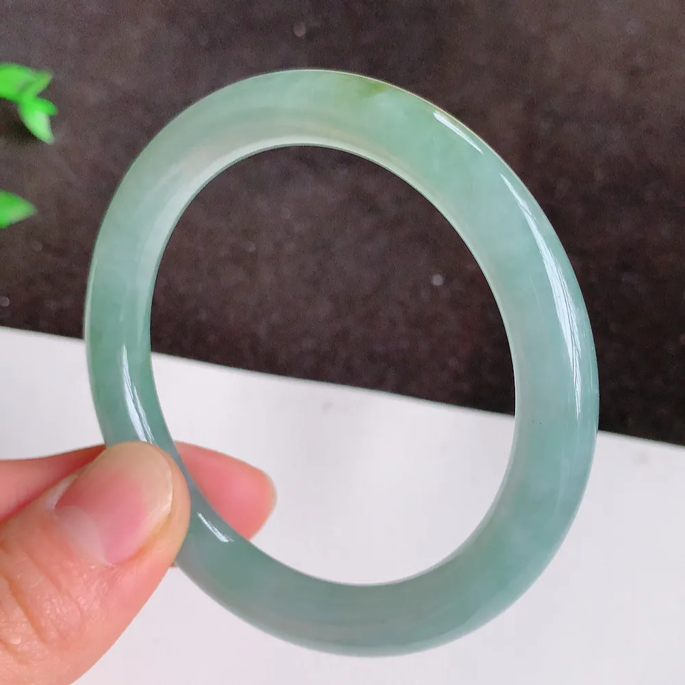 缅甸翡翠圆条手镯53mm  冰润飘花圆条翡翠手镯，玉质细腻水润，色泽清秀亮丽，飘花灵动  上手高贵典雅，W922.27  尺寸：53-8.8mm