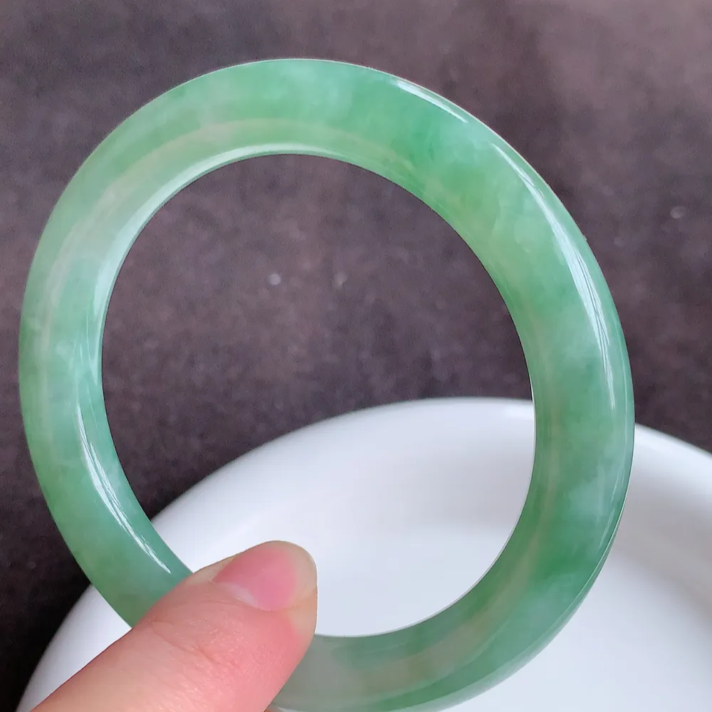 缅甸翡翠圆条手镯54mm  冰润飘花圆条翡翠手镯，玉质细腻水润，色泽清秀亮丽，飘花灵动  上手高贵典雅，W922.27  尺寸：54-9.2mm