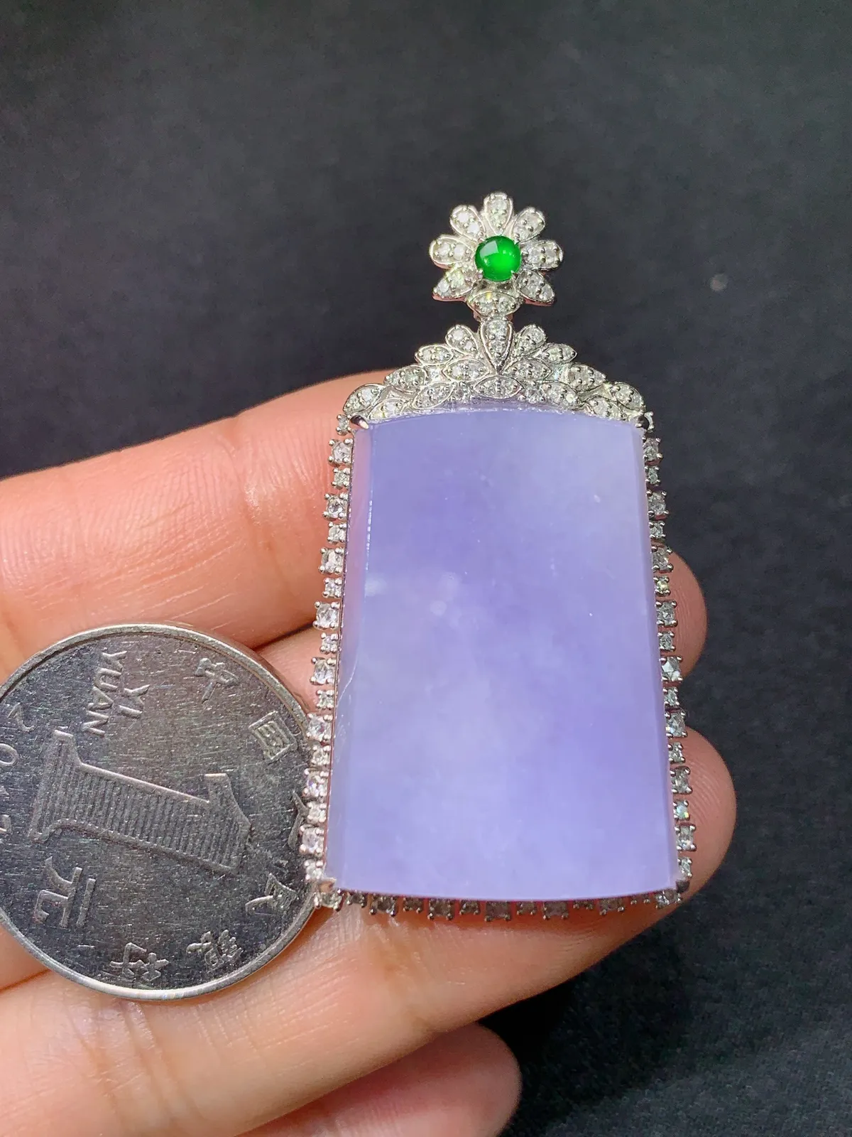 紫罗兰无事牌吊坠，18k金钻镶嵌，水润鲜艳，玉质细腻，Kf整体尺寸45*24.1*10.8