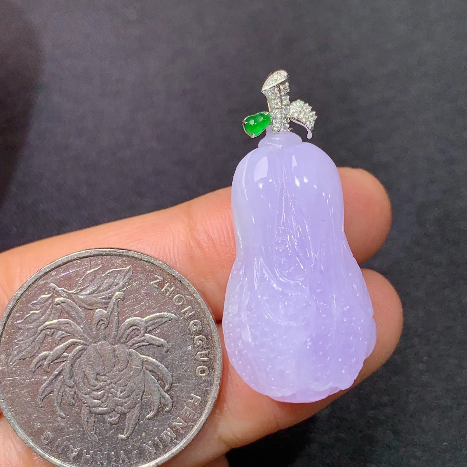 淡紫罗兰白菜吊坠，18k金钻镶嵌，颜色鲜艳，温润细腻，Sk整体尺寸34.9*15.7*10.1