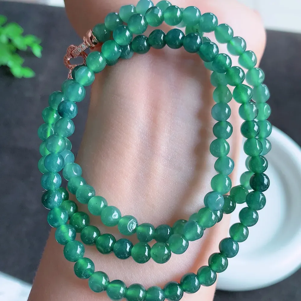 冰润翡翠圆珠项链，水水润润，珠圆玉润，颜色鲜艳，妙明清净，清秀高雅，佩戴效果优雅迷人！性价比超值 尺