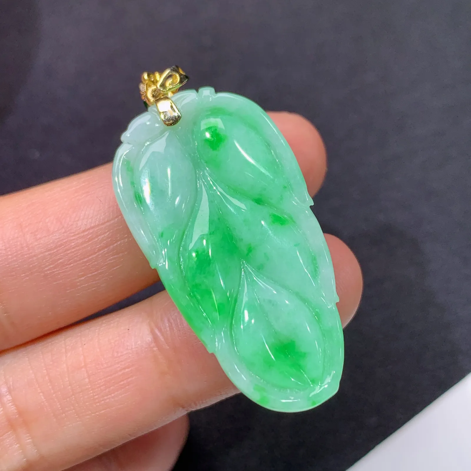 飘绿树叶吊坠，18k金钻镶嵌，冰润色阳，种水足，By1整体尺寸35.1*18.7*6.2