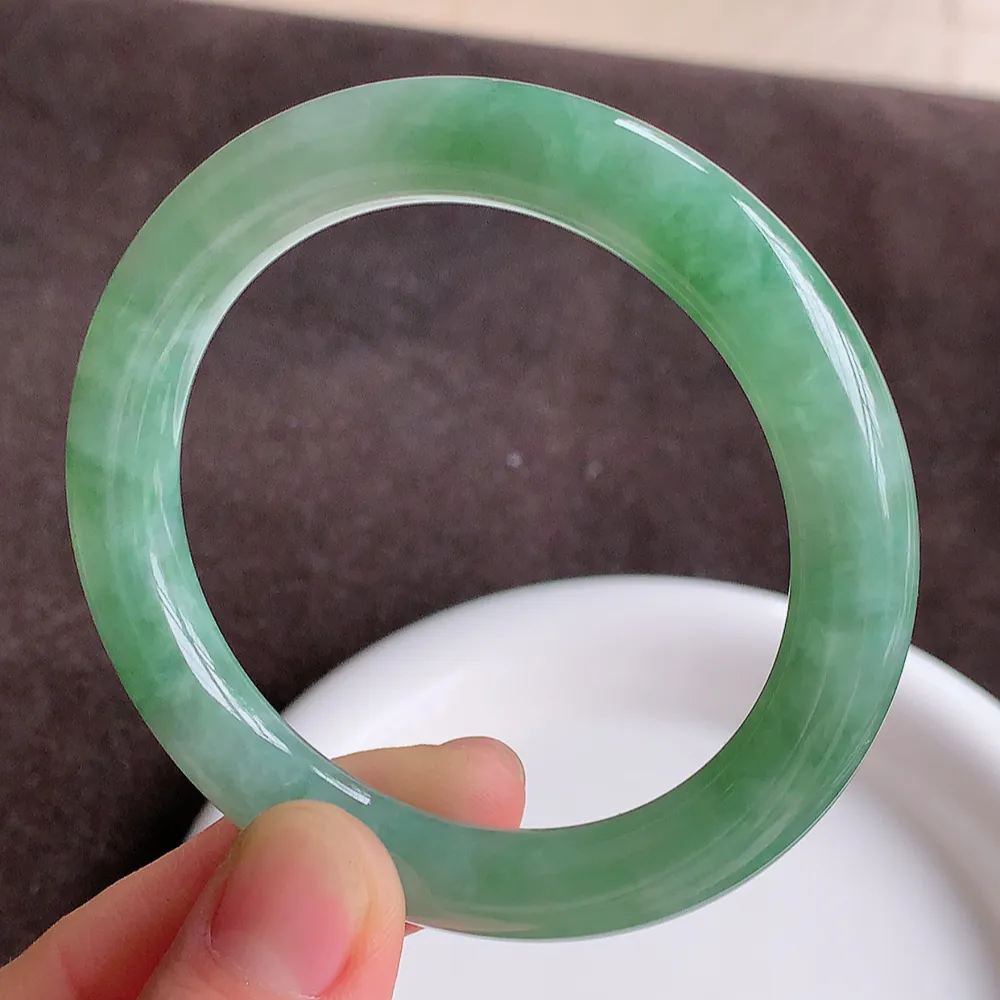 缅甸翡翠圆条手镯54mm  冰润飘花圆条翡翠手镯，玉质细腻水润，色泽清秀亮丽，飘花灵动  上手高贵典