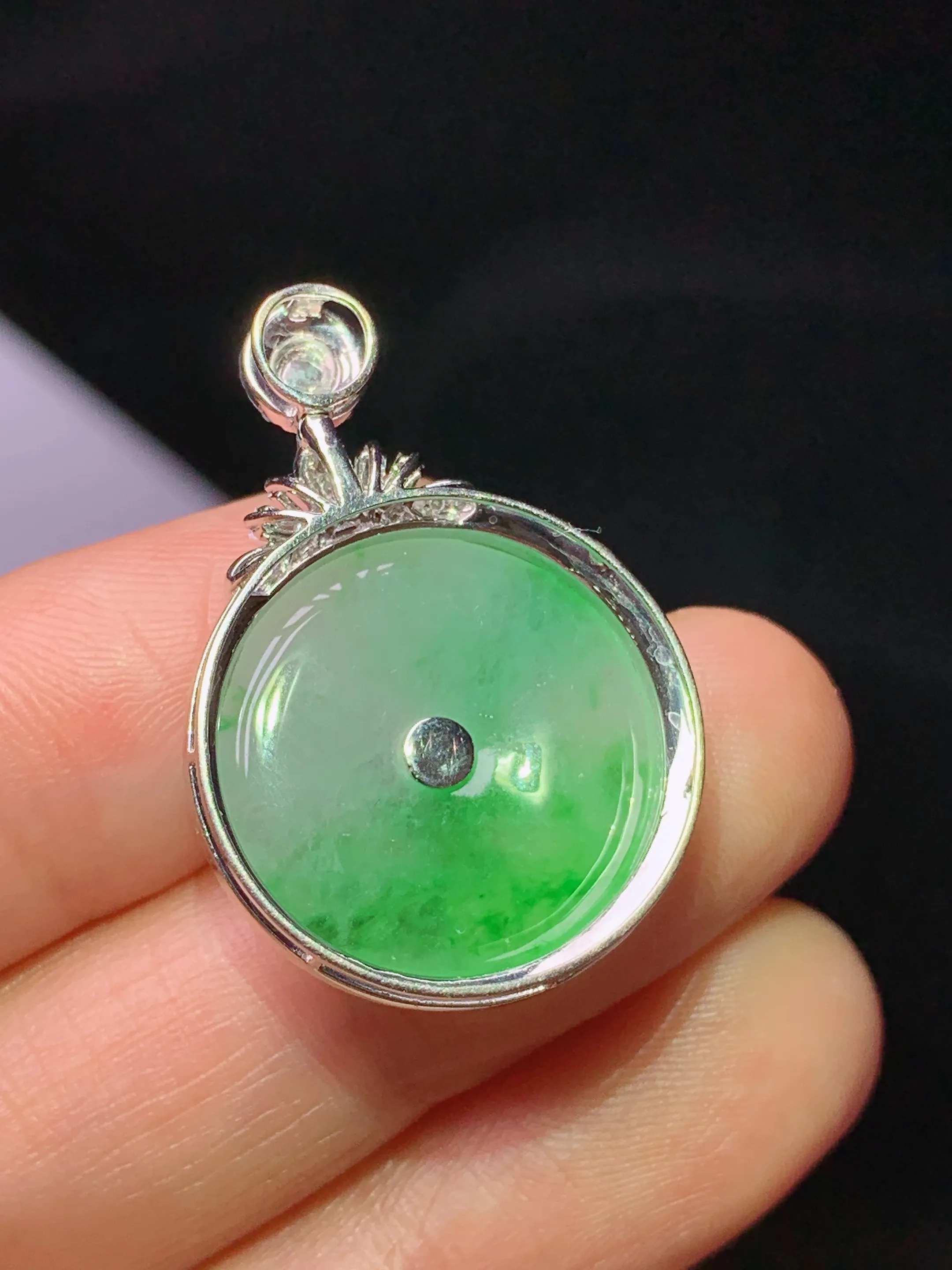 18k金钻镶嵌飘绿平安扣吊坠 玉质细腻 水润亮眼 整体尺寸29.2*20.3*6.2