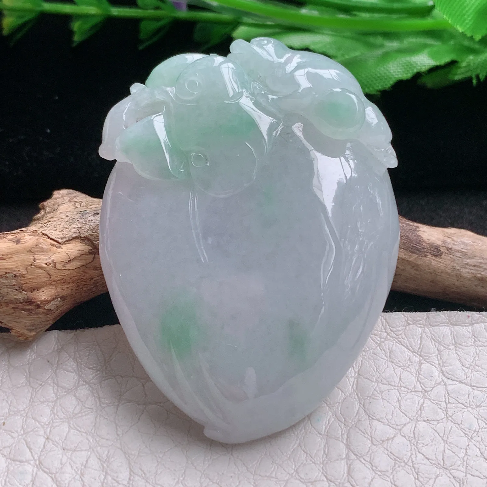 zen自然光51*38.5*13天然缅甸翡翠A货饱满飘绿寿桃 福瓜玉吊坠