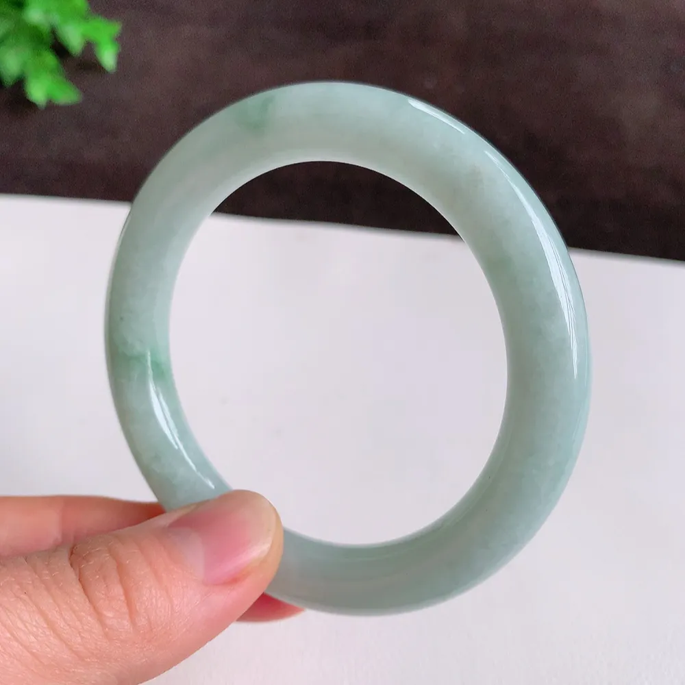 缅甸飘花翡翠圆条手镯55mm  冰润飘花圆条翡翠手镯，玉质细腻水润，色泽清秀亮丽，飘花灵动  上手高贵典雅，W922.27  尺寸：55-10mm