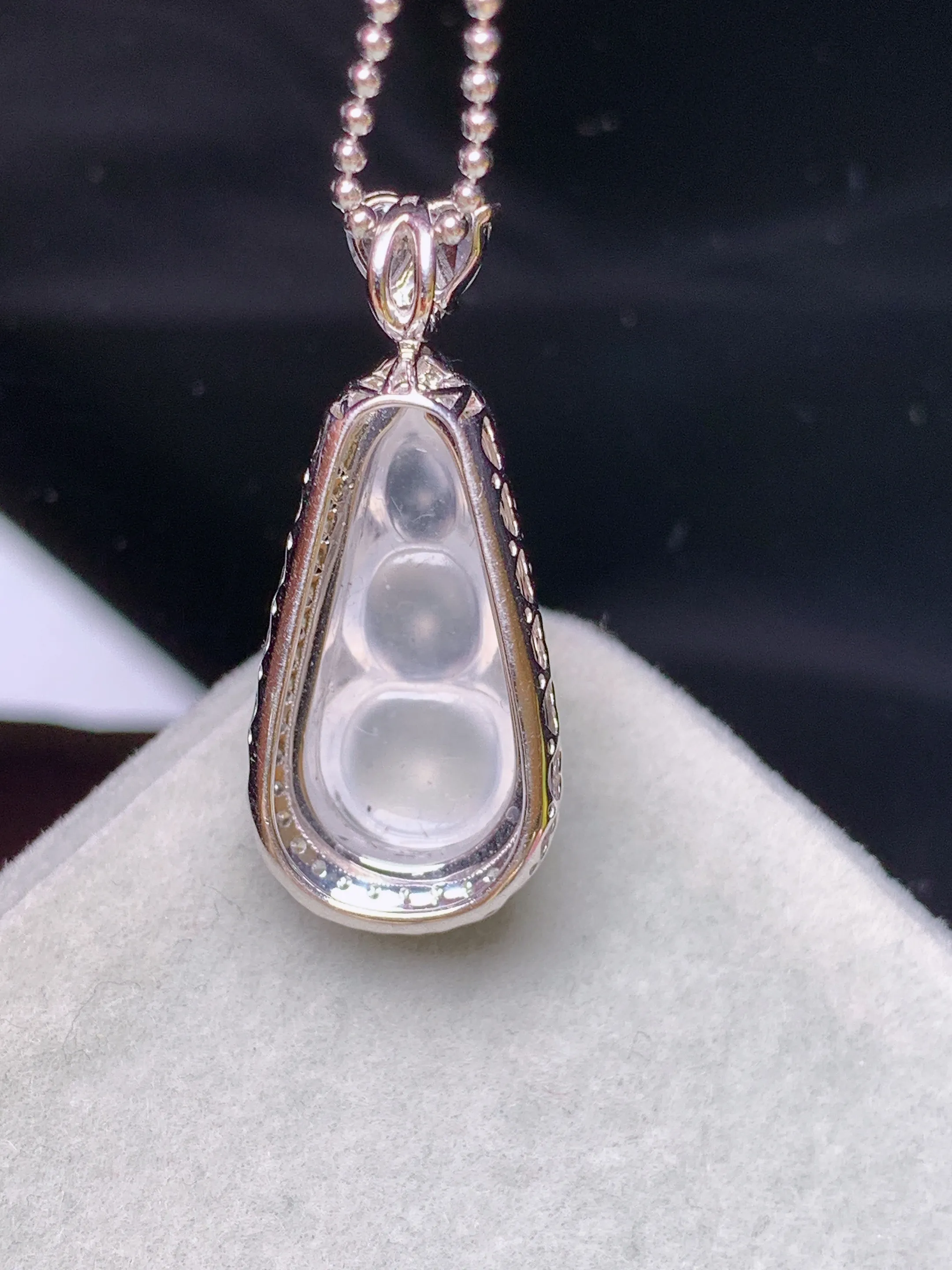 18k金钻镶嵌冰种四季豆吊坠 玉质细腻 水润亮眼 整体尺寸27.8*12*9.6