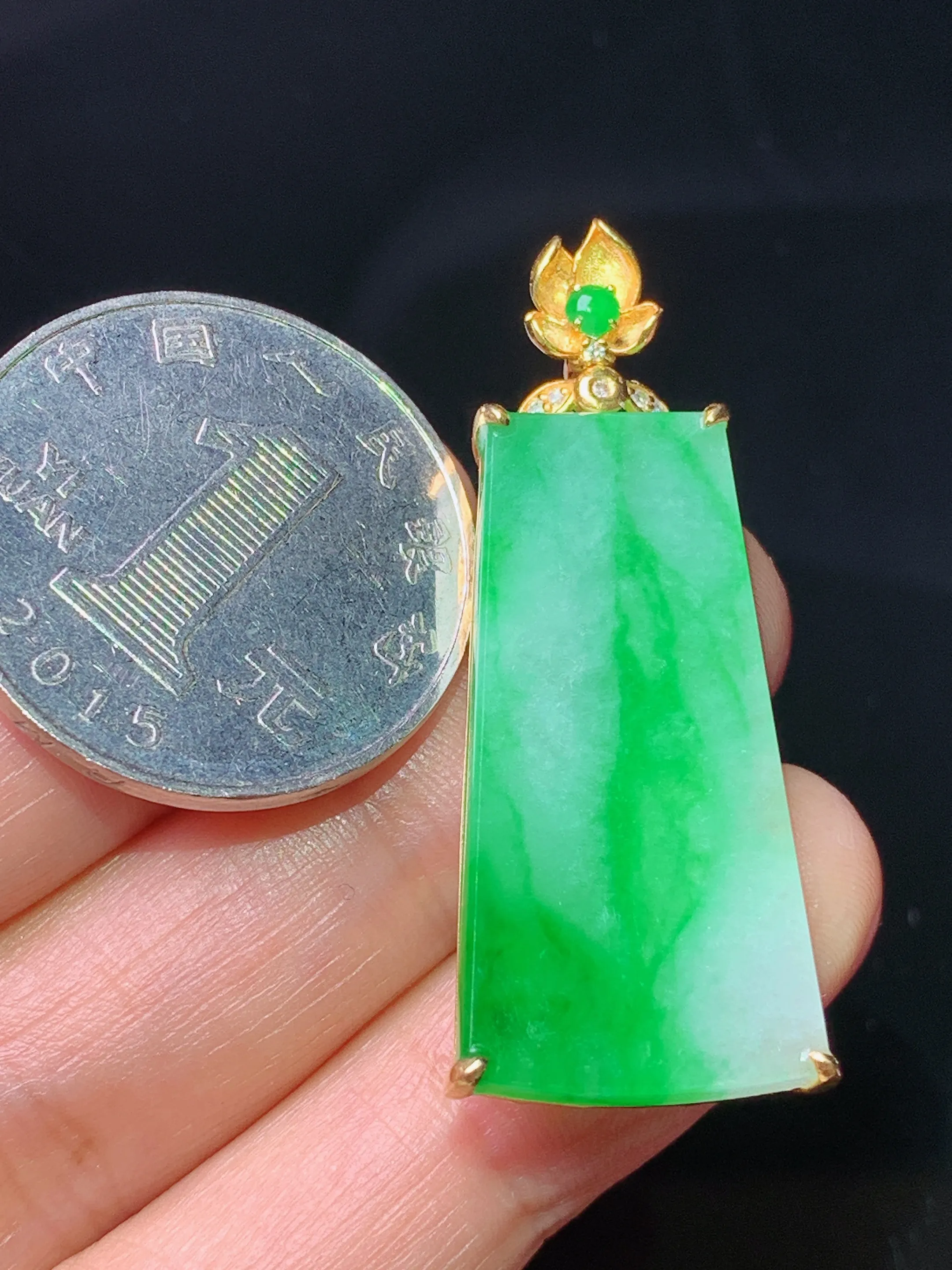 18k金钻镶嵌翠绿无事牌吊坠 玉质细腻 水润亮眼 整体尺寸41*14.8*5.5