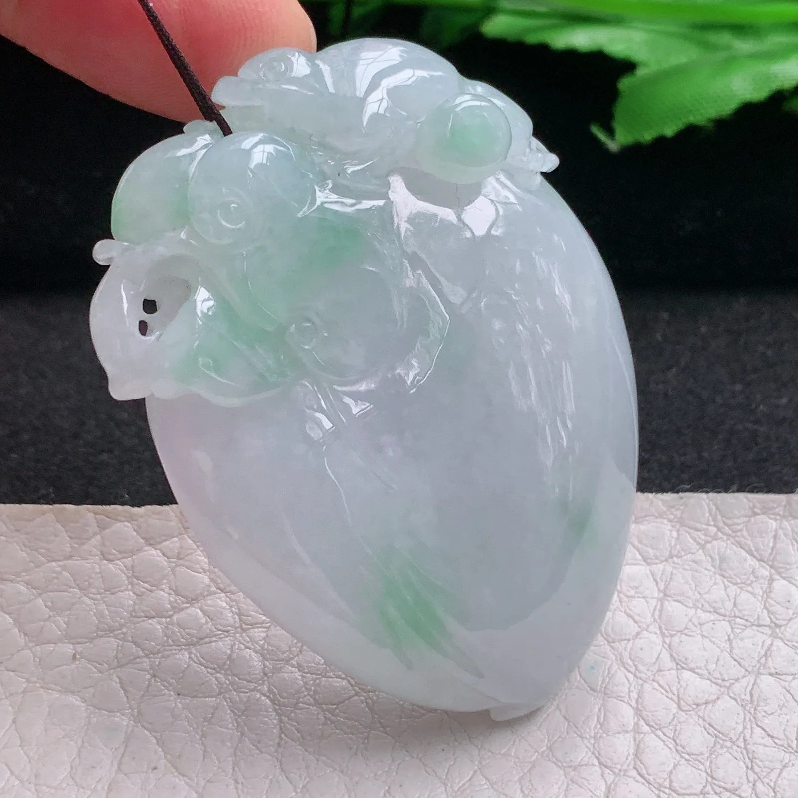 zen自然光51*38.5*13天然缅甸翡翠A货饱满飘绿寿桃 福瓜玉吊坠