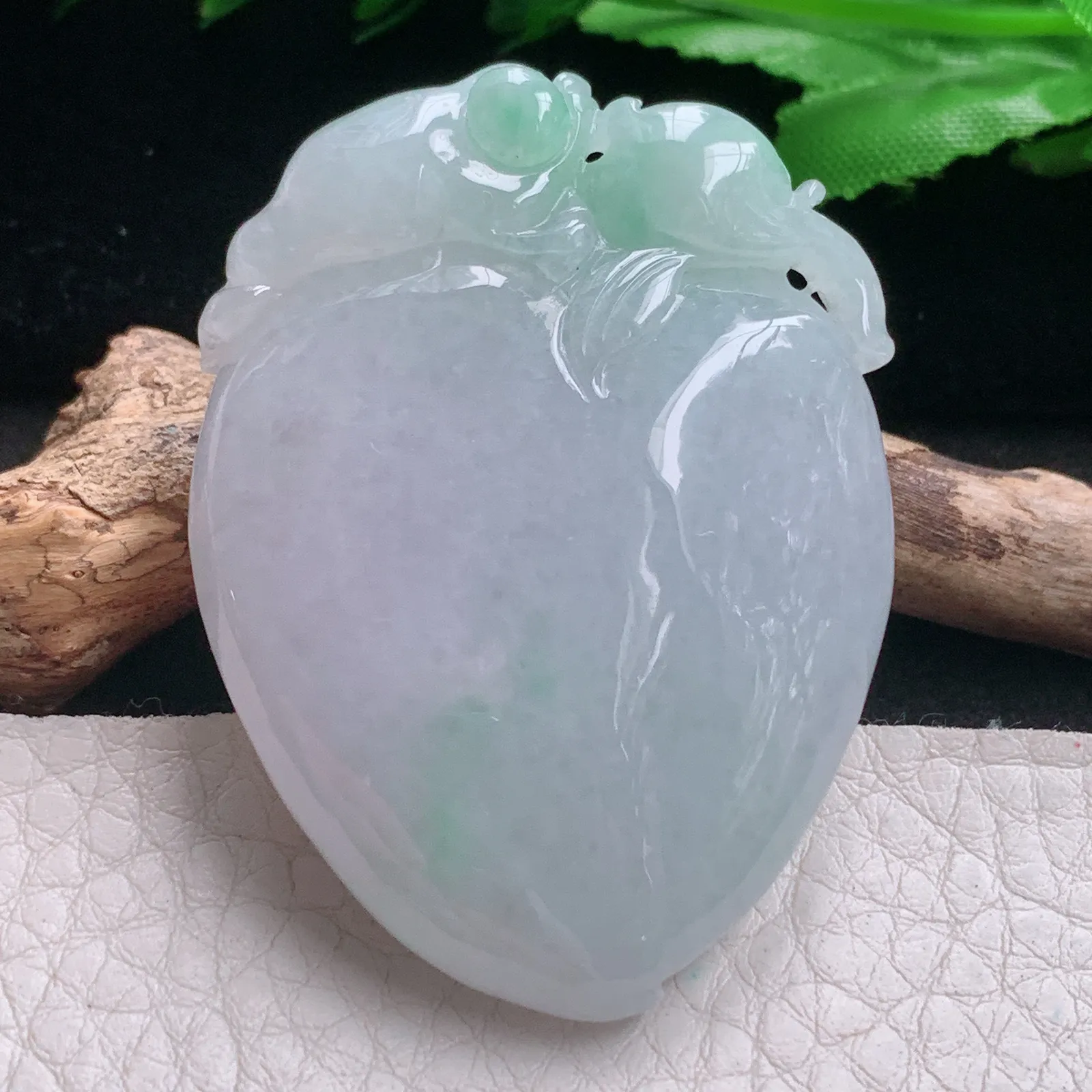 zen自然光51*38.5*13天然缅甸翡翠A货饱满飘绿寿桃 福瓜玉吊坠