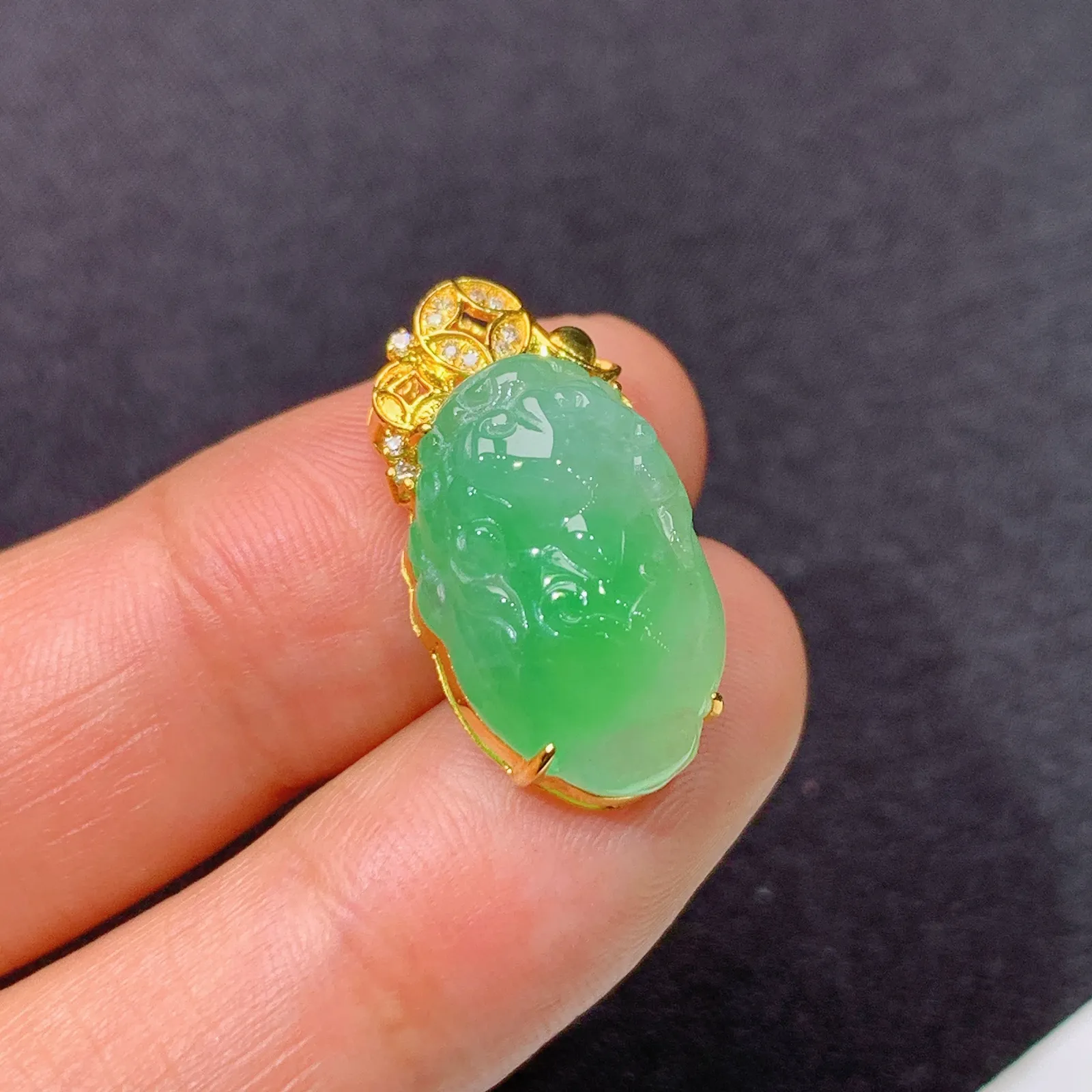 冰飘绿貔貅吊坠，18k金钻镶嵌，冰润色阳，玉质细腻，种水足，Sk整体尺寸21.6*11.3*8.5