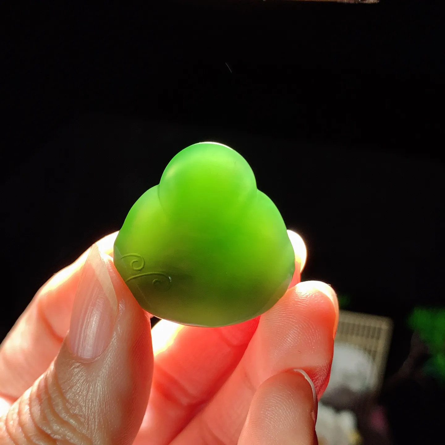 和田玉阳绿俄罗斯碧玉佛引福来挂件。尺寸28/27/9重11.5克。玉质细腻油润。手推出油。佩戴高端典雅。lt260227