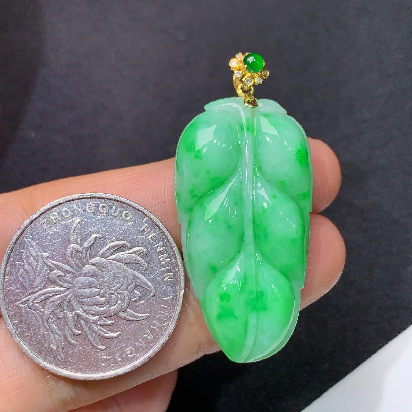 飘绿树叶吊坠，18k金钻镶嵌，冰润色阳，种水足，By1整体尺寸35.1*18.7*6.2