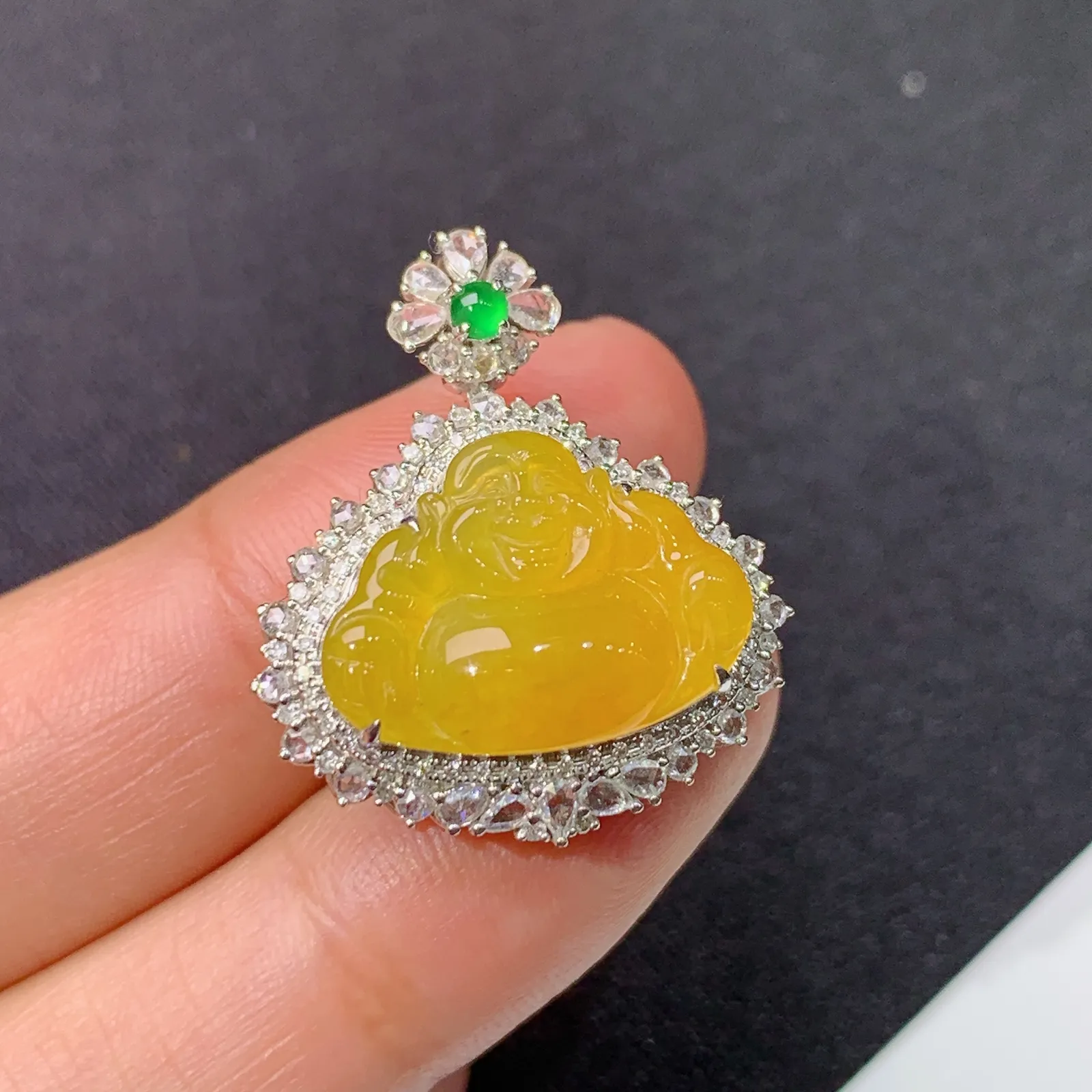 冰黄翡笑佛公吊坠，18k金镶嵌，冰润鲜艳，品相好，种水足，Kf整体尺寸25.9*22.7*11.1