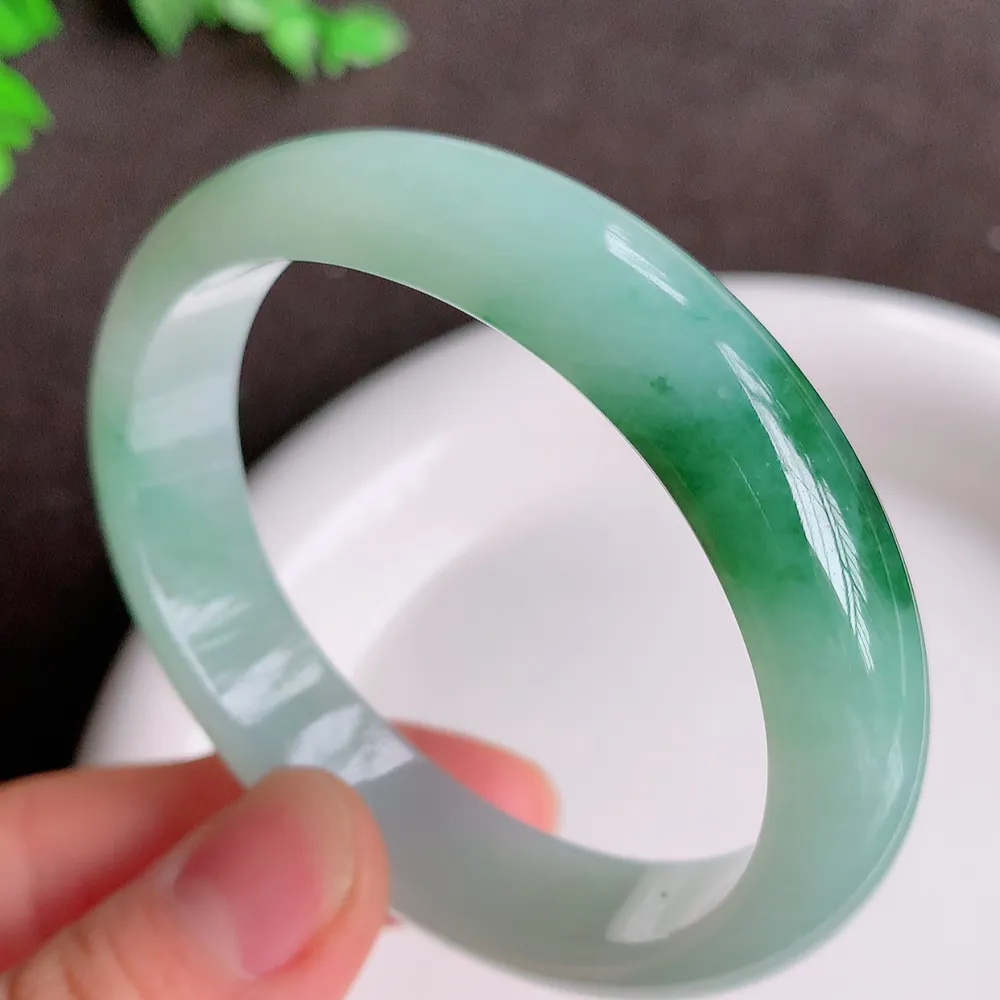 缅甸翡翠贵妃手镯54-55mm，冰润飘花贵妃翡翠手镯，玉质细腻水润，色泽清秀亮丽，老种飘绿  上手高贵典雅，W922.27 尺寸：54.5-46.5-12-6.8mm
