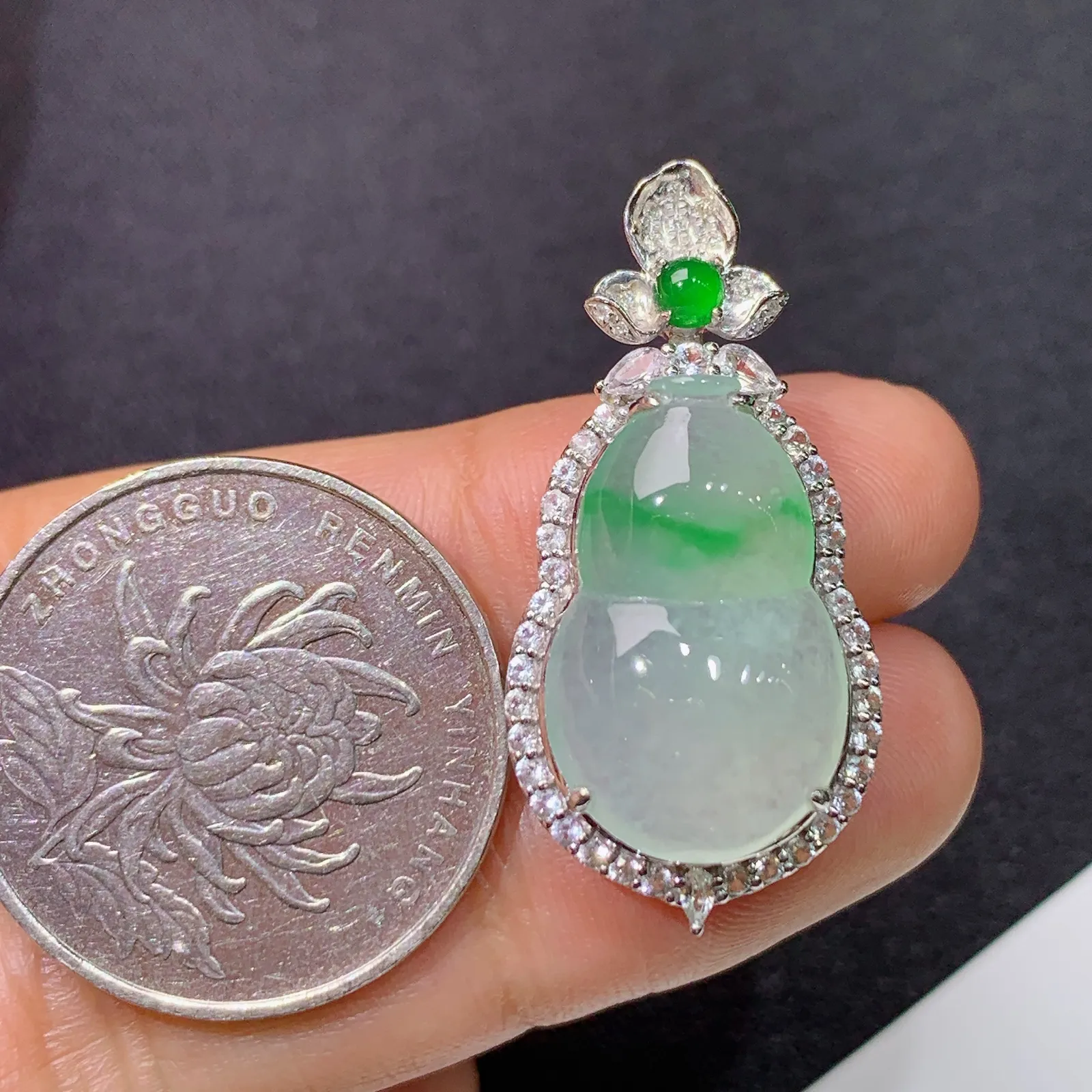 冰飘绿葫芦吊坠，18k金钻镶嵌，冰润饱满，玉质细腻，种水足，Zz0整体尺寸33*15.9*9.7