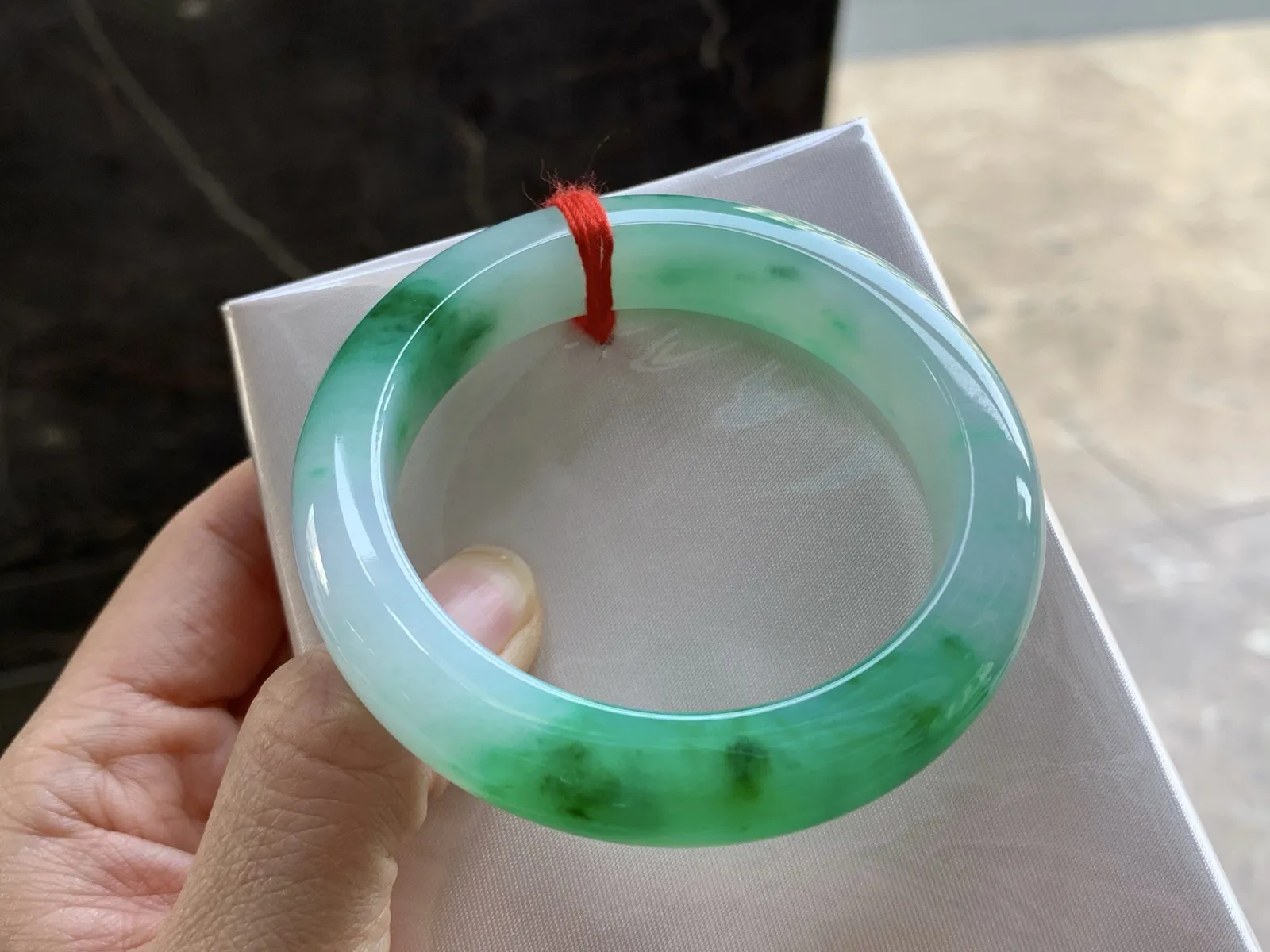 53.5-13.3-9.2

阳绿色手镯^_^颜色鲜艳 玉质温润