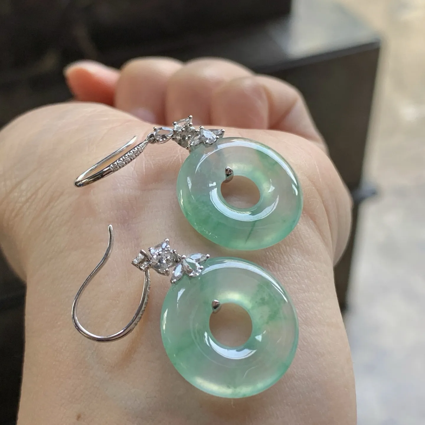 冰绿花甜甜圈耳坠^_^冰透 颜色好看 尺寸裸石19.1-3.9mm