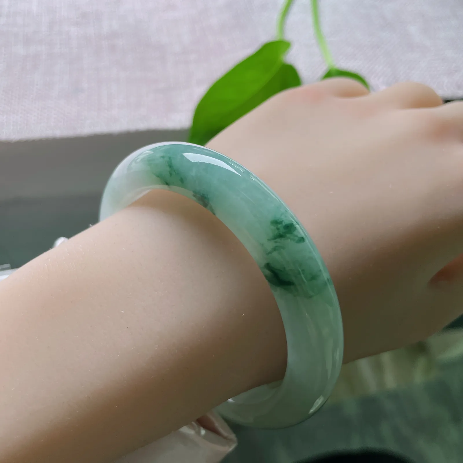 56.7/11.3/9.1，飘花正圈，水润细腻，种老，飘花无定态，恰似月中明