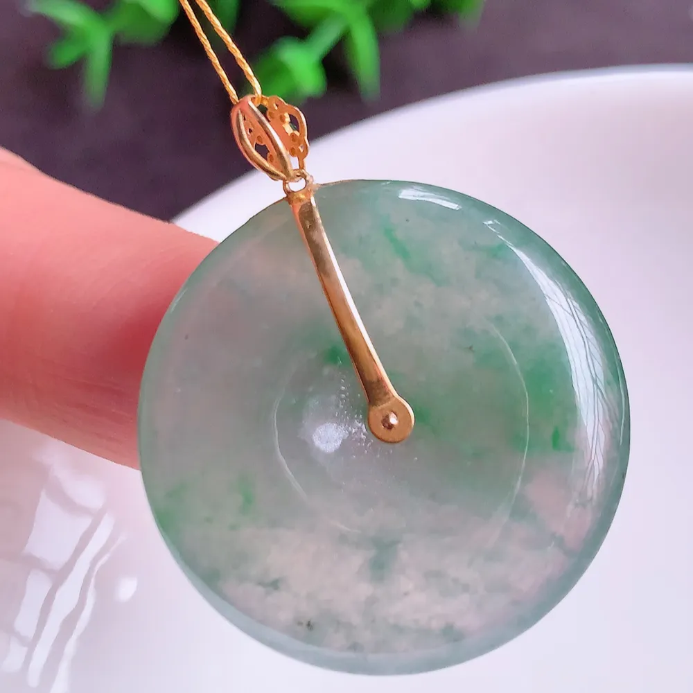 18k金冰润飘花平安扣吊坠，厚装饱满，冰润剔透，细腻水足，种质润泽，飘花灵动，佩戴优雅大气，W400.28   尺寸：35-28.5-5.5mm  裸石尺寸：28.5-5.5mm