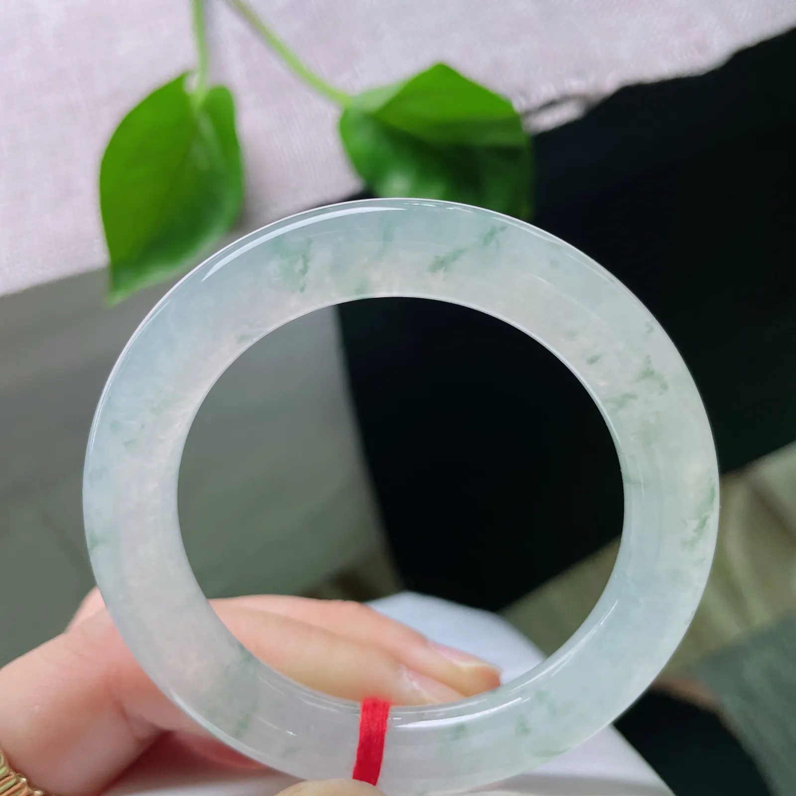 52/10.1，冰飘花圆条，结构紧密，玉质莹润通透，花色像是在清澈的水间游走