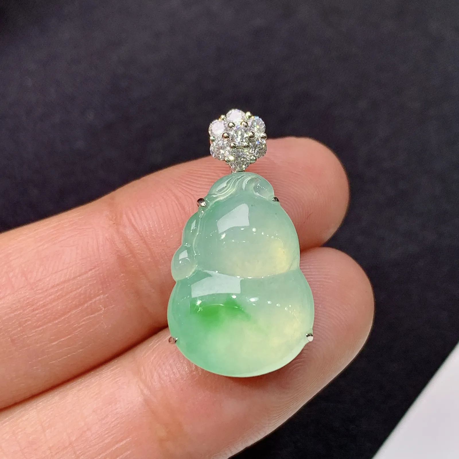 冰飘绿葫芦吊坠，18k金钻镶嵌，冰润饱满，玉质细腻，Tl整体尺寸23.8*12.9*6.8