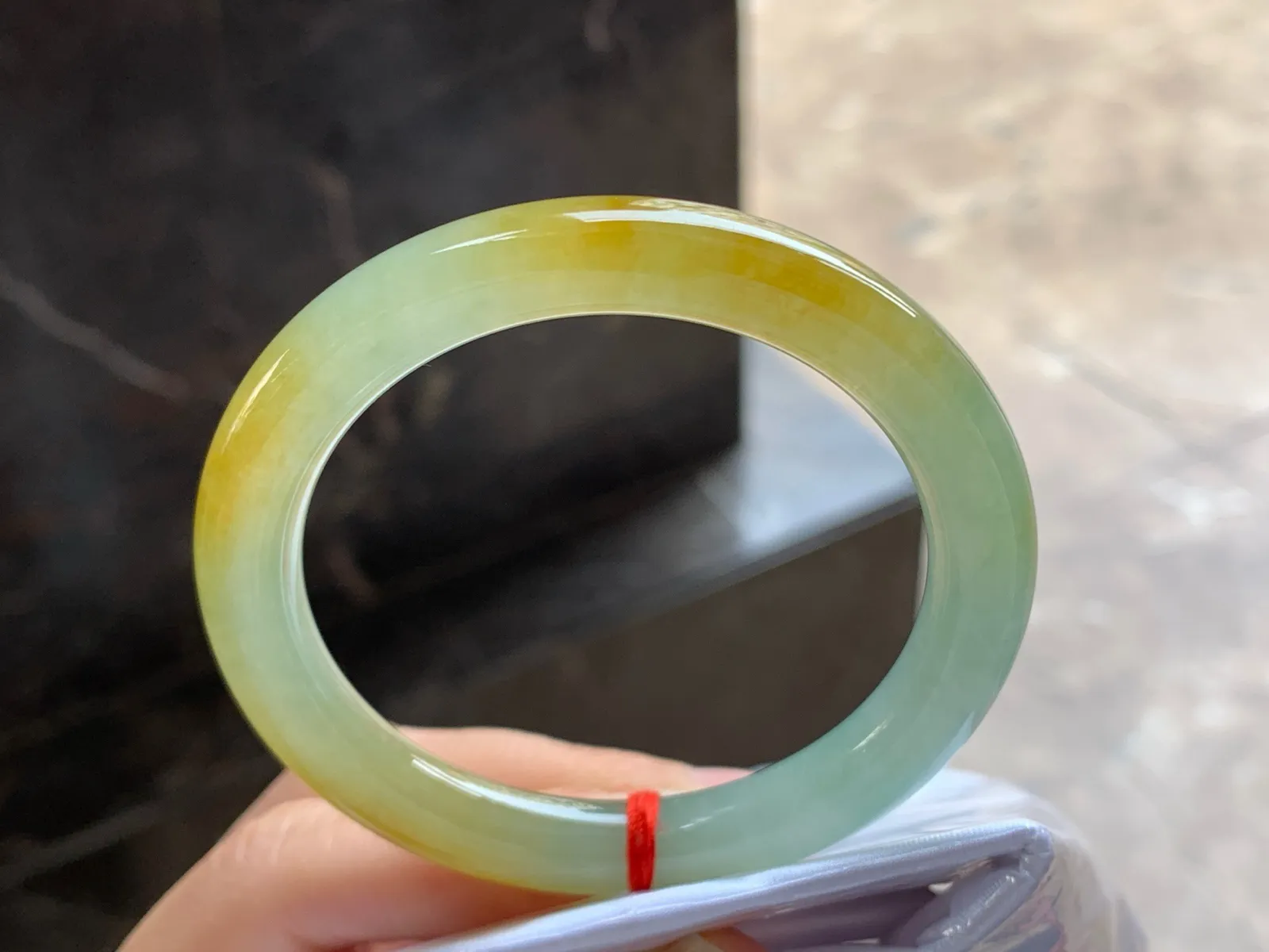 52-8.7

黄翡圆条手镯^_^鲜艳