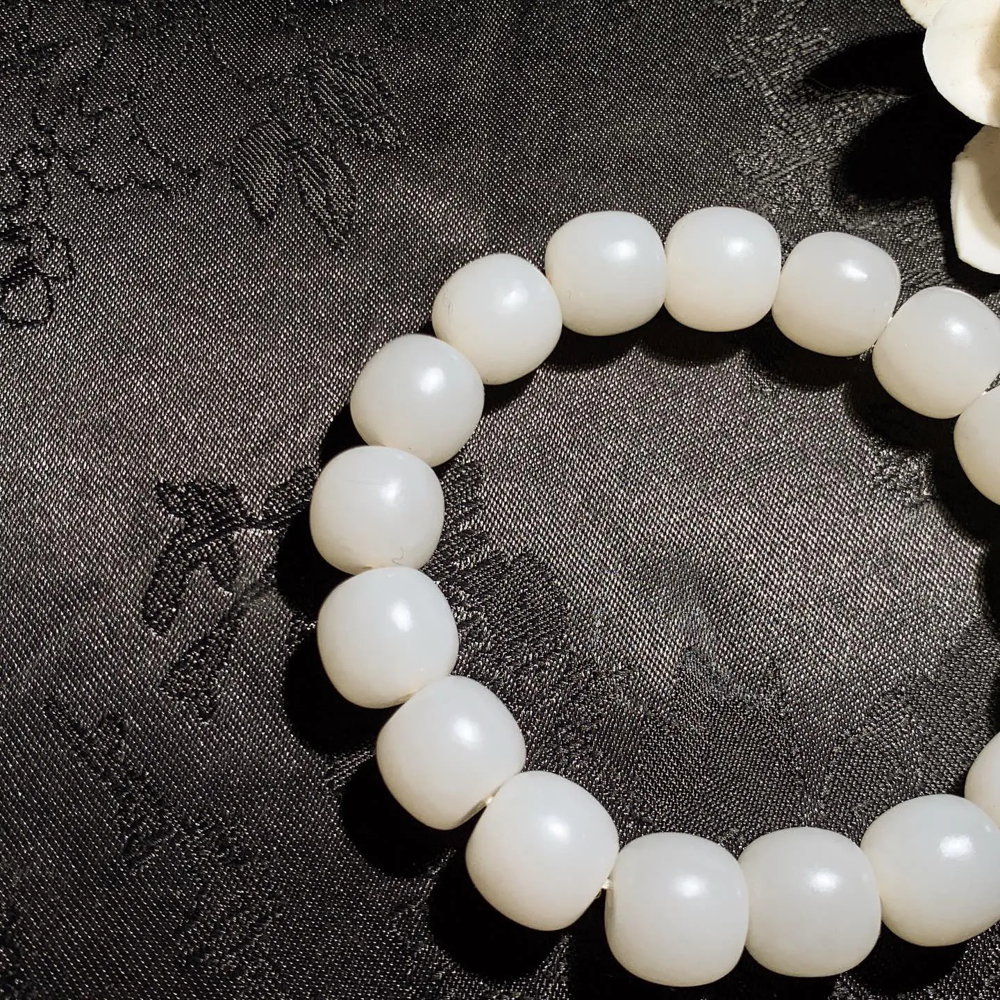 新疆和田玉老型珠手串 单颗尺寸11:12重44克。玉质细腻油润。手推出油。佩戴高端典雅。lt260228