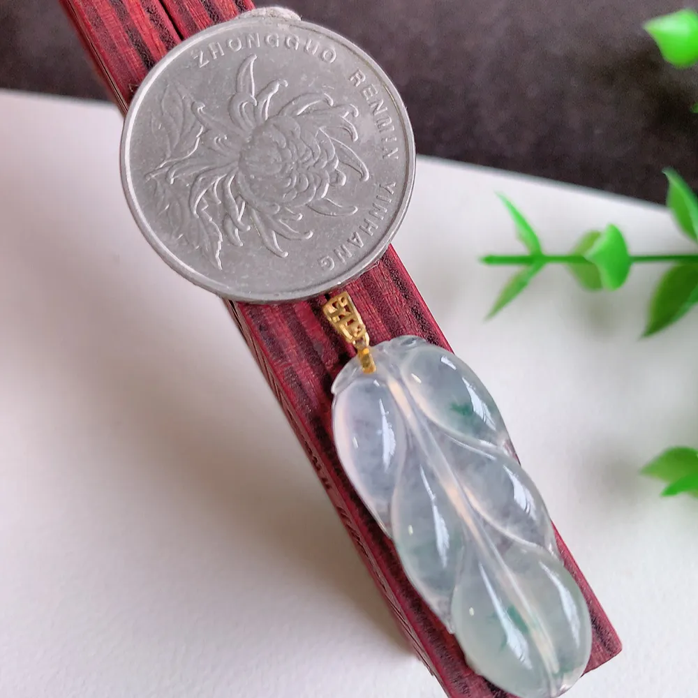 18k金扣冰润飘花金枝玉叶翡翠吊坠  老种起胶感  飘花灵动  寓意“金枝玉叶，大业有成，一夜成名”  饱满大气，水润通透。W40.28 尺寸：31-13.5-4.4mm