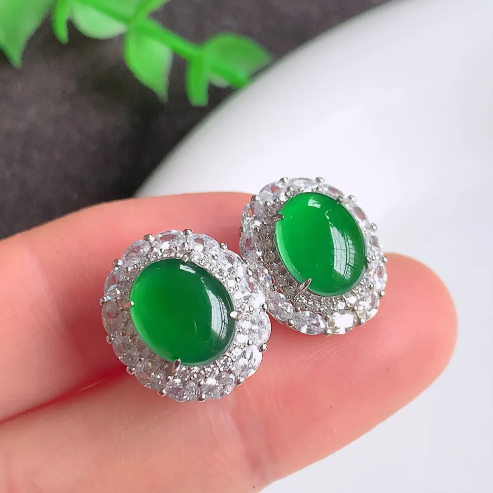 冰透满绿翡翠925银镶嵌耳钉，自然光实拍，翠色灵动，颜色漂亮，种老水足，品相佳，佩戴佳品！W815.28  取一尺寸：15.5-13.6-8mm  裸石尺寸：10-8mm