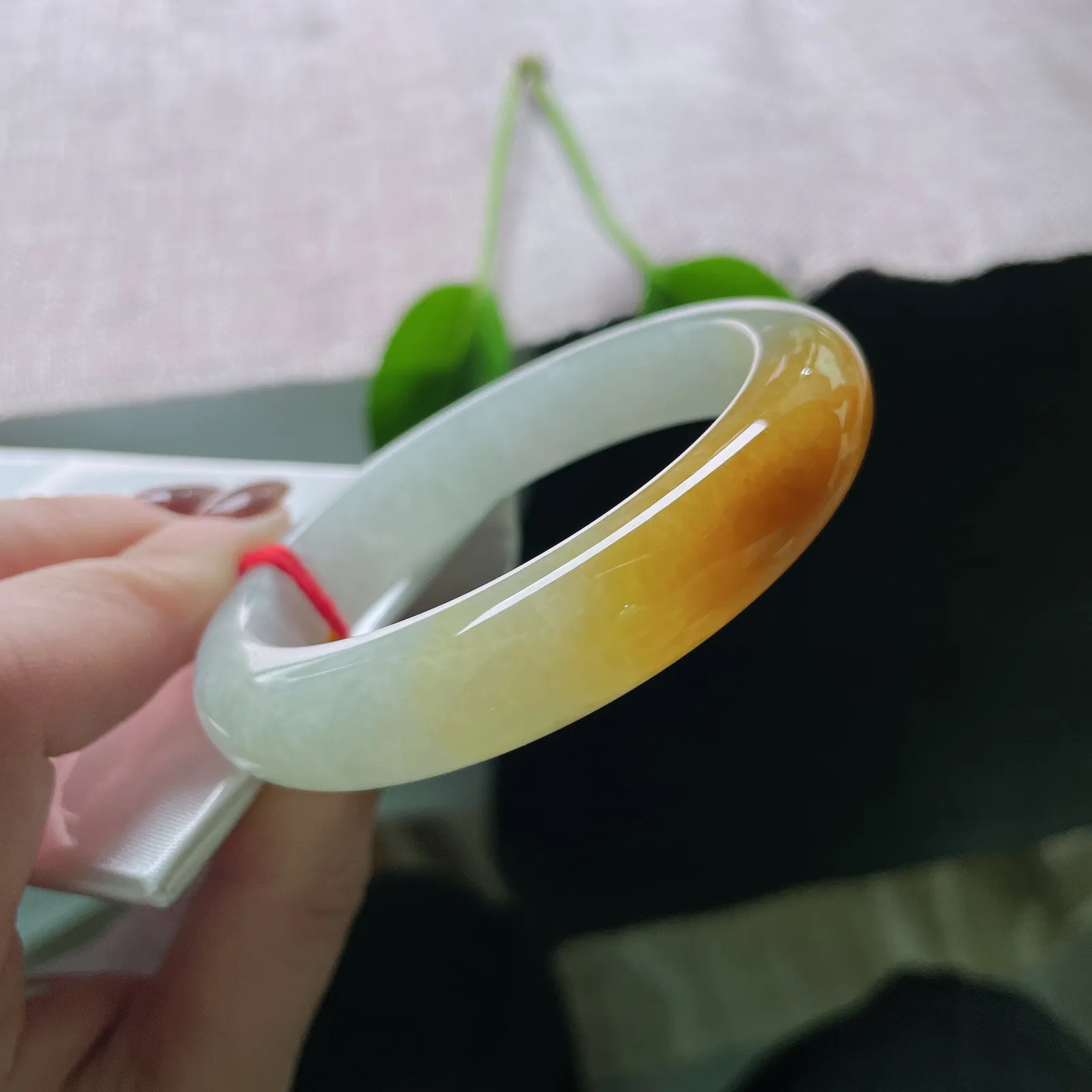 56.1/12.4/8.7，冰黄翡正圈，冰底澄澈，黄翡流金，一抹腕间色，恰似落日熔金，坠入人间烟火。