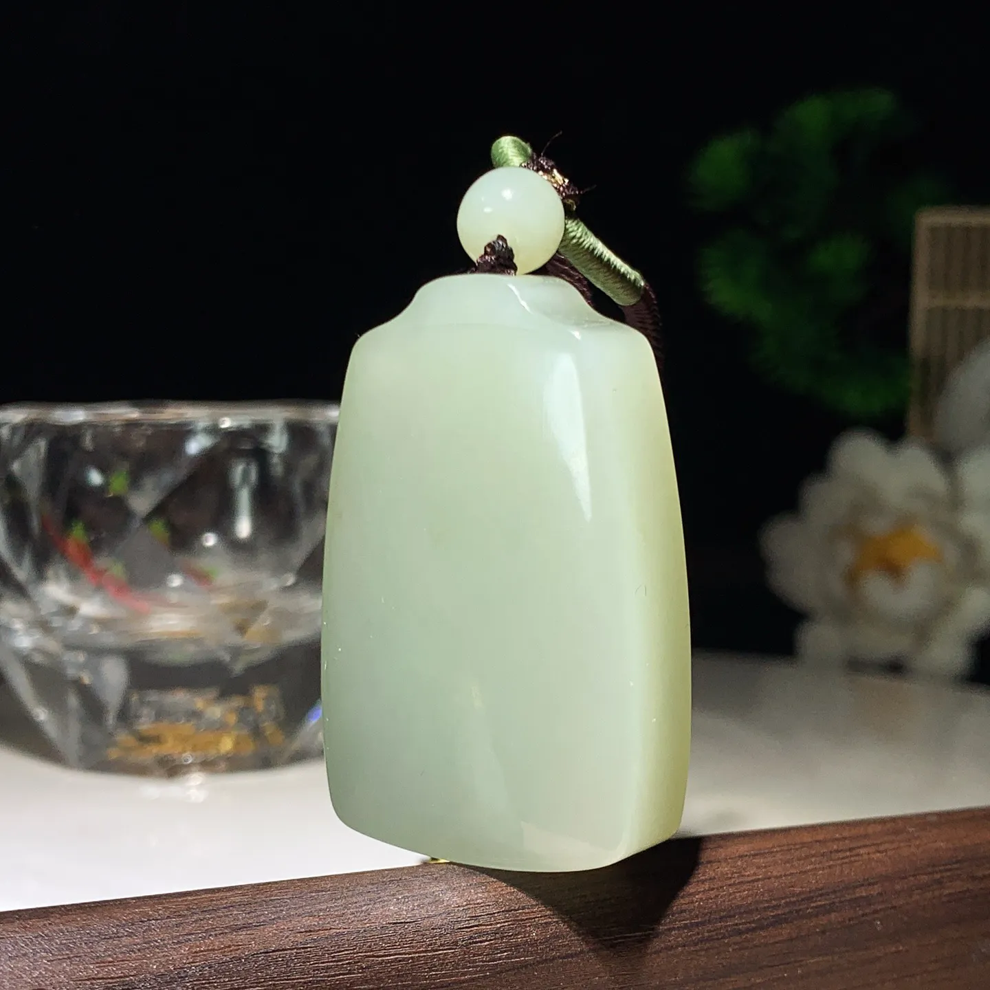 和田玉青海清水平安无事牌挂件。尺寸45/28/11重37.7克。玉质细腻油润。手推出油。品相大气。lt260228