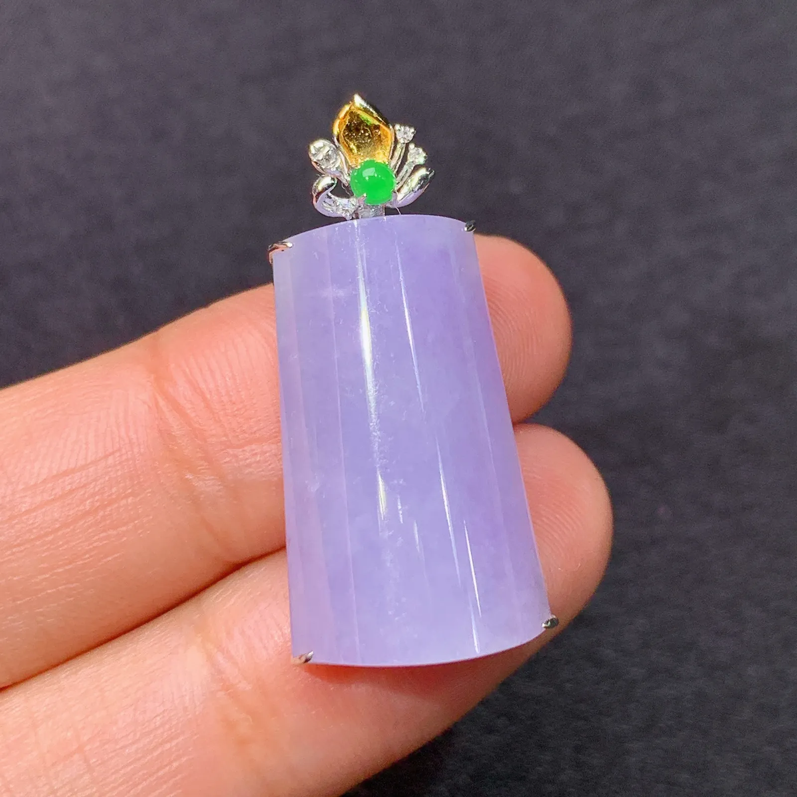 紫罗兰无事牌吊坠，18k金镶嵌，温润细腻，颜色鲜艳，Xi0 尺寸29.4*14.1*7.5