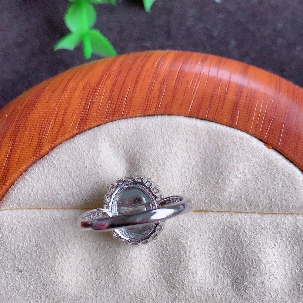 冰润满绿精美翡翠戒指  玉质细腻  冰清玉润  飘花灵动  颜色漂亮  W815.28  尺寸：17-13-11.8mm  裸石尺寸：10-8mm