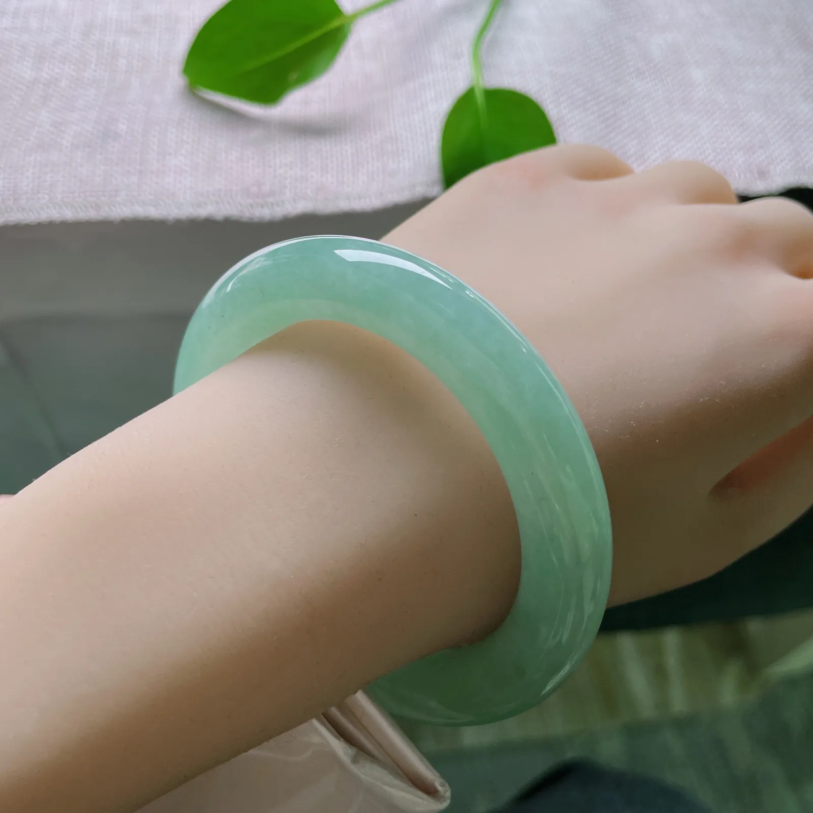 56.1/11.3，满绿圆条，雍容华贵，圆圆满满，和和美美，极具东方韵味。